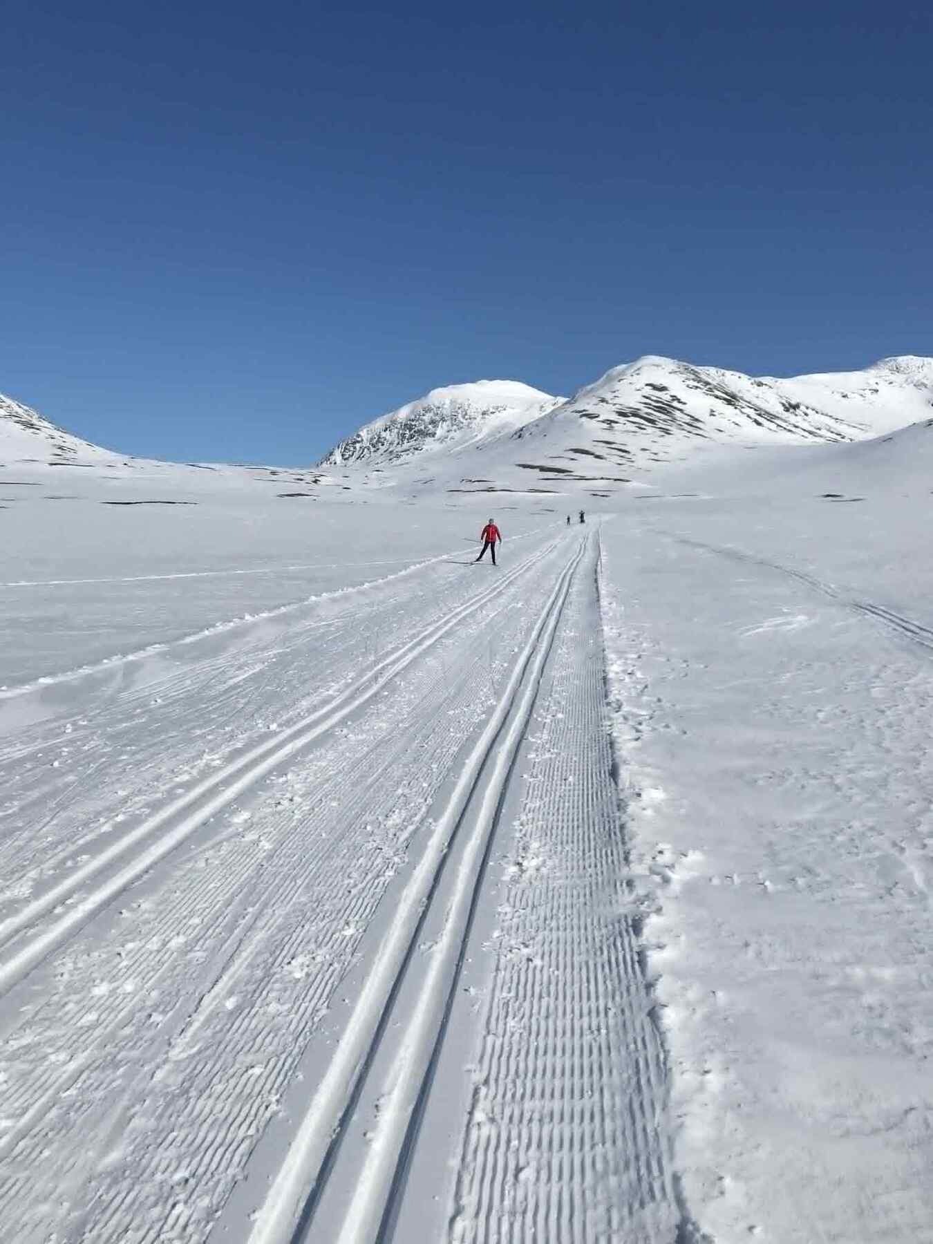 Selgers privatfoto av oppkjørte skiløyper. Galleribilde