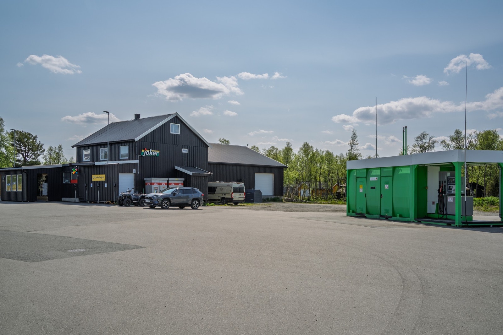 Like ved har man nærbutikken Joker og bensin-/ladestasjon. Galleribilde