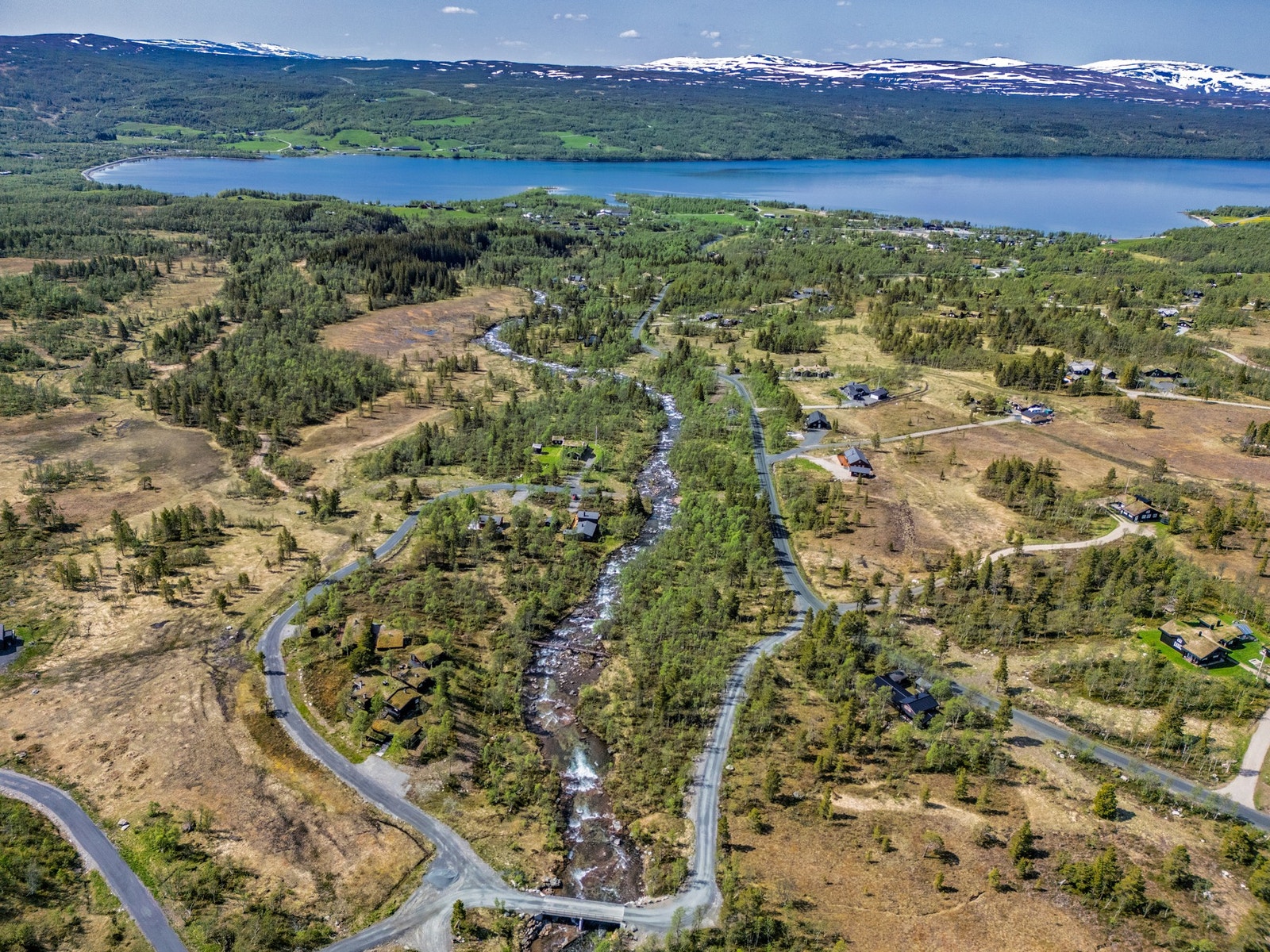 Skiløyper som går rett forbi, inkludert en lysløype i nærheten og milevis med preparerte løyper mot Skardsfjella, Storvollvola og Stugusjøen. Galleribilde