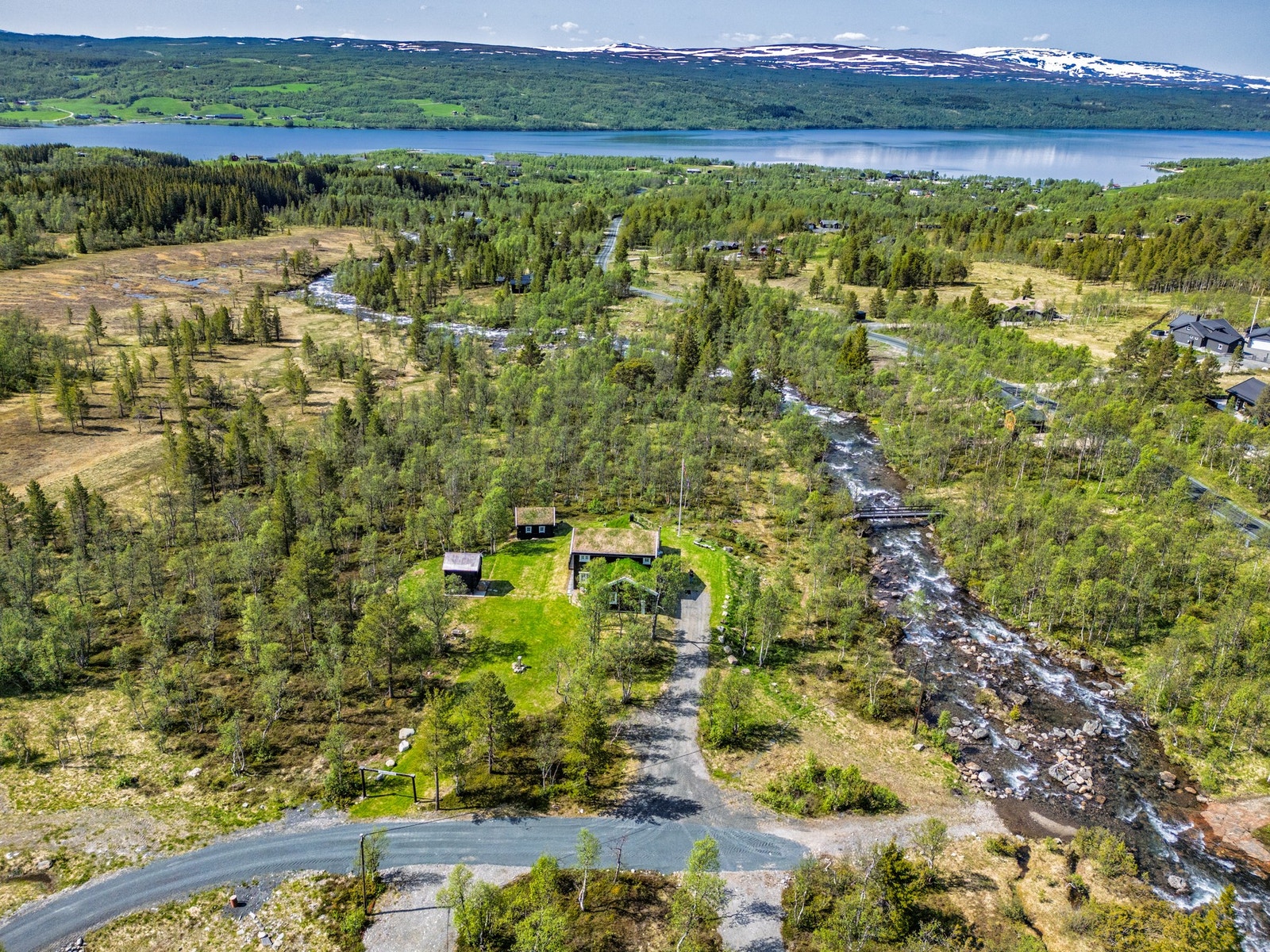 Fredelig og fantastisk fin beliggenhet i enden av Rotåvegen, like ved elva og storslått helårsnatur. Galleribilde