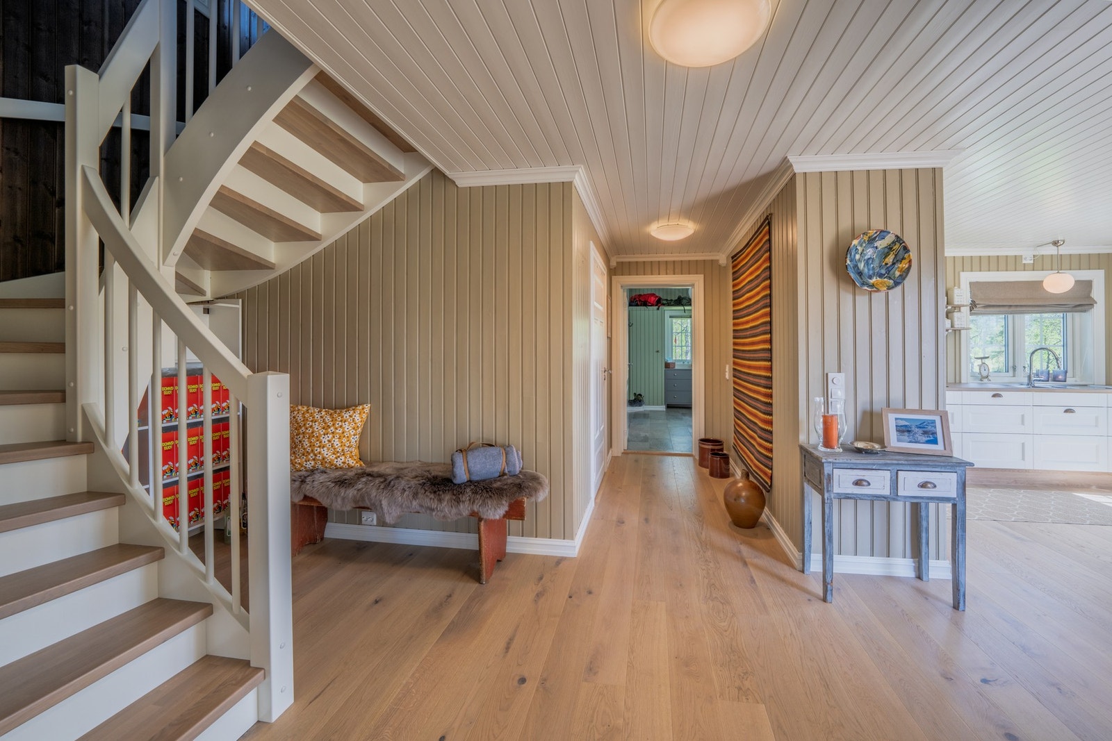 Det er også plass til oppbevaring under trappen. Galleribilde