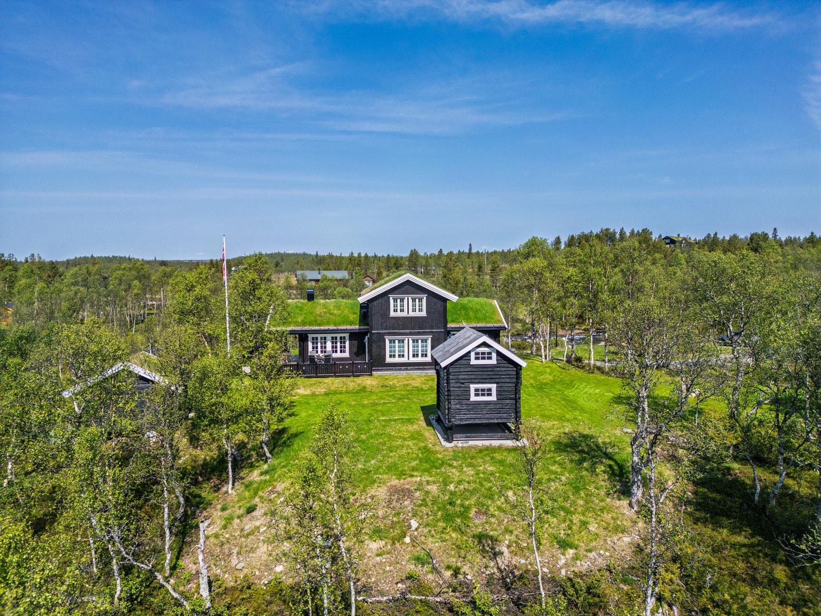 Området er sentralt plassert i et naturskjønt fjellandskap, omgitt av spredt bjørk- og furuskog, med gode solforhold. Galleribilde
