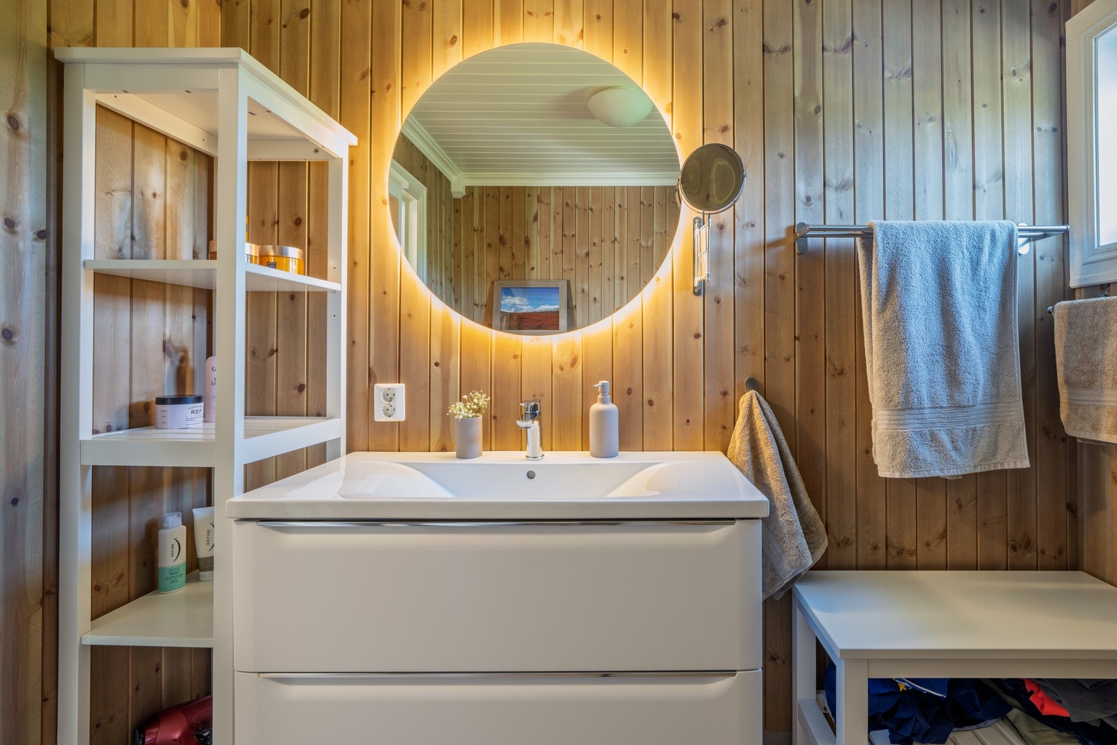 Vegghengt servantskap med skuffer og speil på vegg. Galleribilde