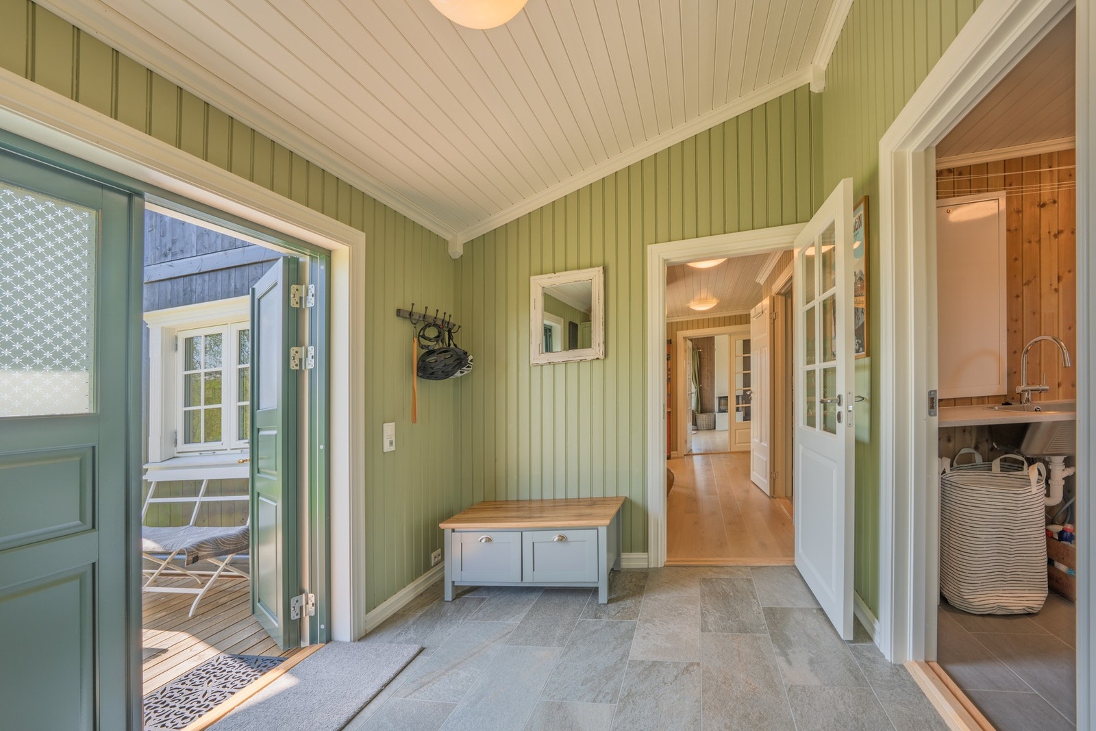 Romslig gang/entré på 9,7 kvm. Galleribilde