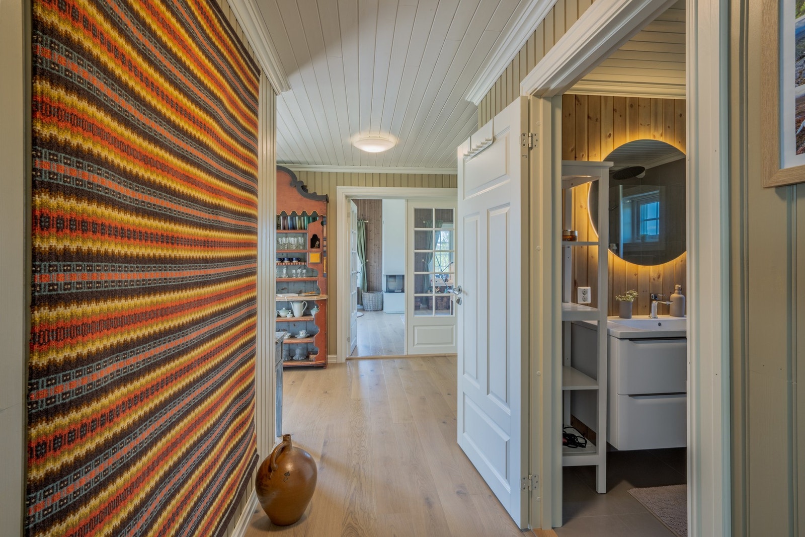 Videre inn i hytten har man gang og bad. Galleribilde