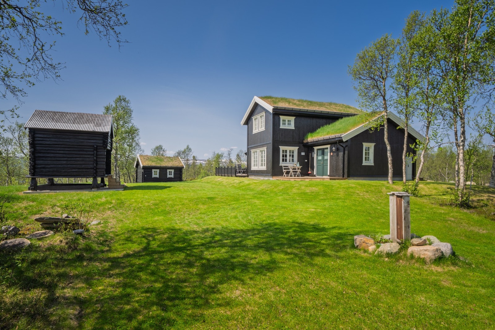 Hyttetunet er på hele 2 mål bestående av hytte, stabbur og uthus som omringes av en frodig hage og flott gårdsplass. Galleribilde