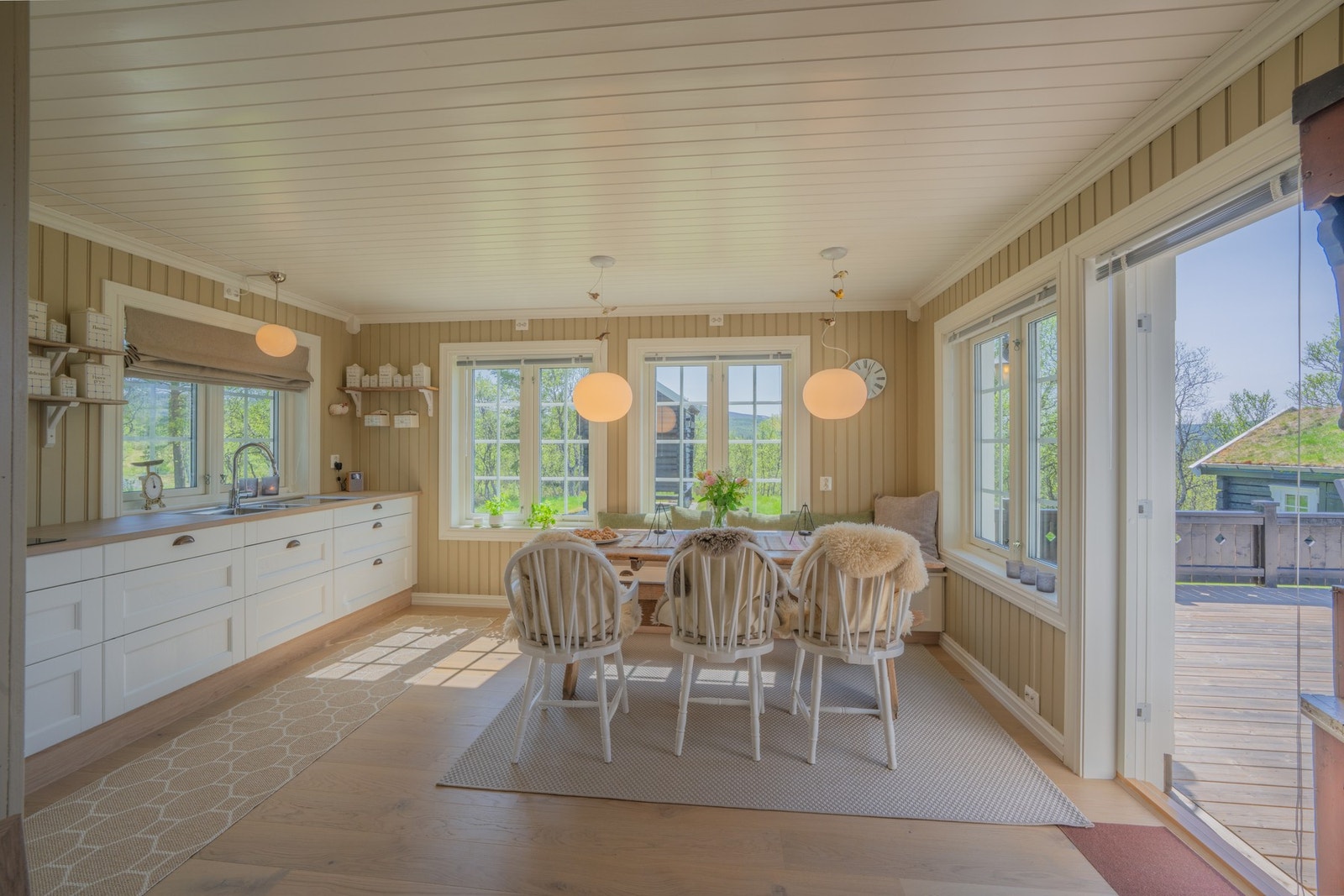 Det er integrerte hvitevarer på kjøkkenet. Galleribilde