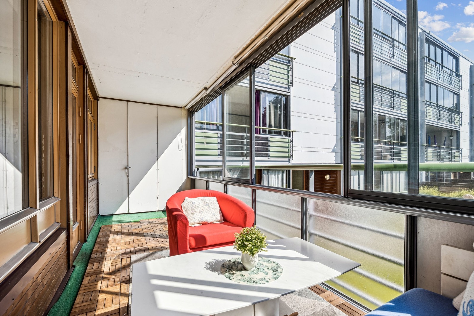 Leiligheten har en romslig, innglasset balkong med gode solforhold. De store vindusflatene kan åpnes etter behov, noe som gjør balkongen ideell for helårsbruk. Galleribilde