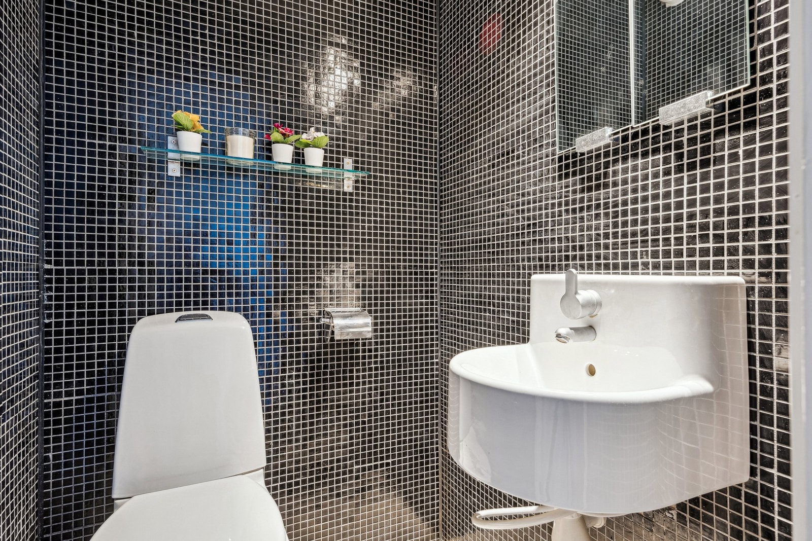 Leiligheten har et separat toalett, noe som gir økt komfort og praktiske løsninger i hverdagen. Galleribilde