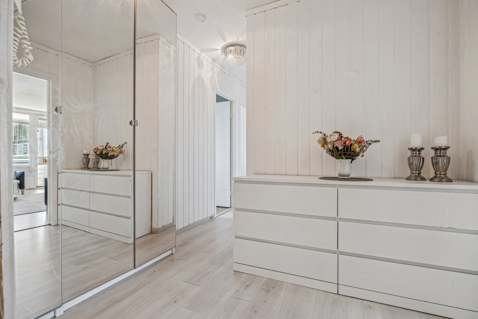 Entréen er romslig og innbydende, med god plass til oppheng av yttertøy, sko og mulighet for ekstra oppbevaringsløsninger. Galleribilde