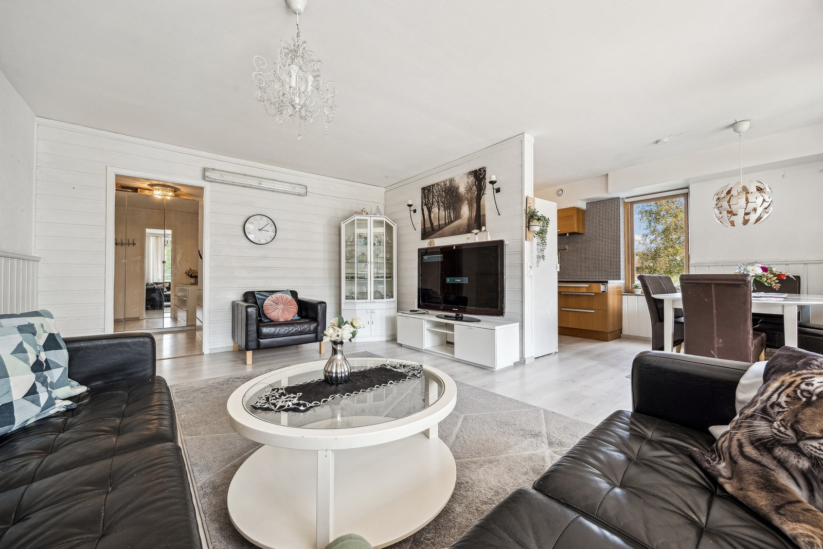 Stuen er lys og romslig med god plass til både sofagruppe og spisebord. Galleribilde