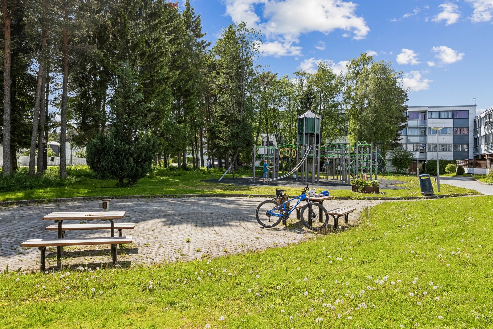 Her får du en bolig i et svært barnevennlig område, omgitt av flotte lekeplasser, ballbaner og grønne rekreasjonsområder. Galleribilde