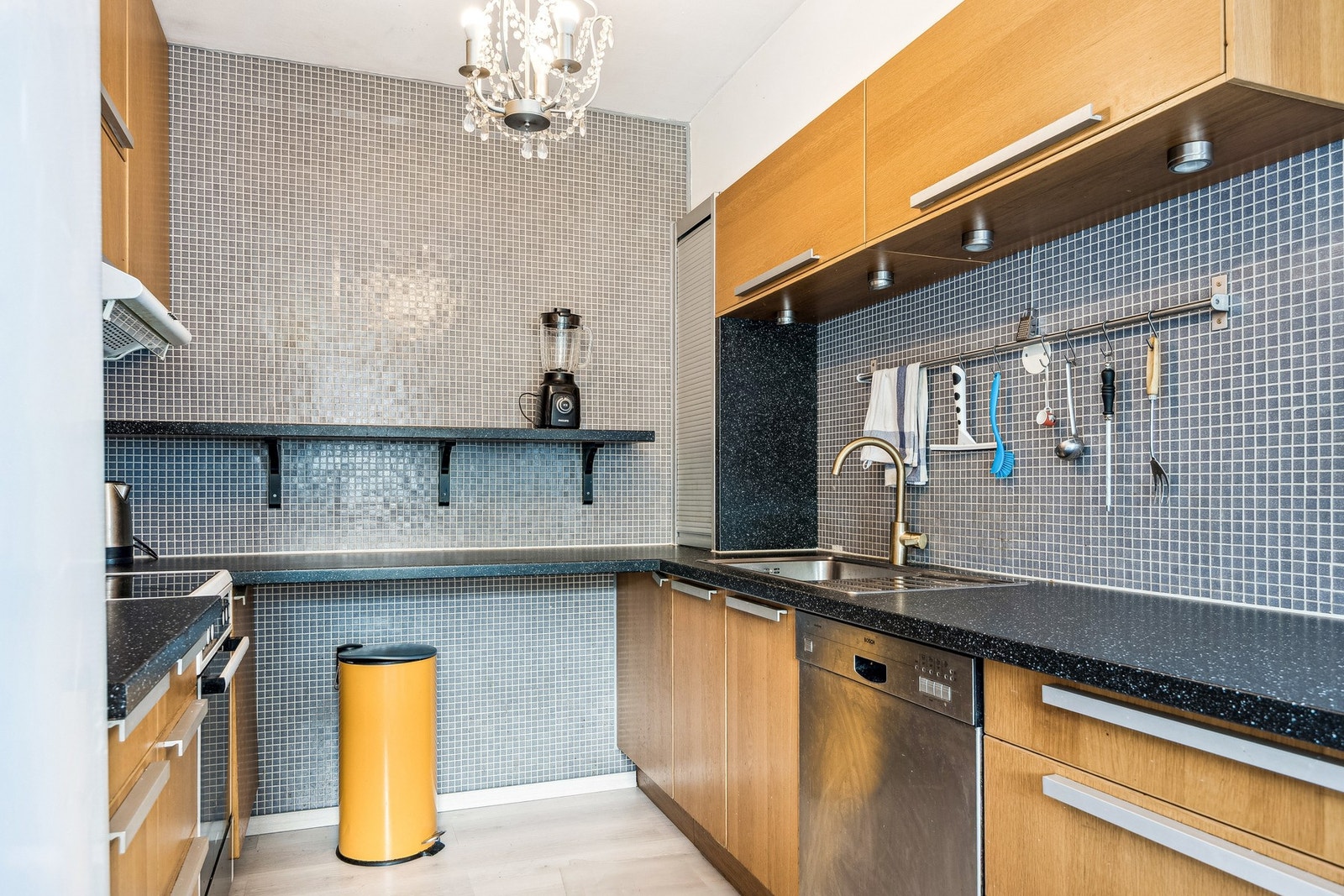 Kjøkkenet er utstyrt med laminert benkeplate, nedfelt oppvaskkum med ettgreps armatur, samt benkebelysning og stikkontakter strategisk plassert over kjøkkenbenken for optimal funksjonalitet. Galleribilde