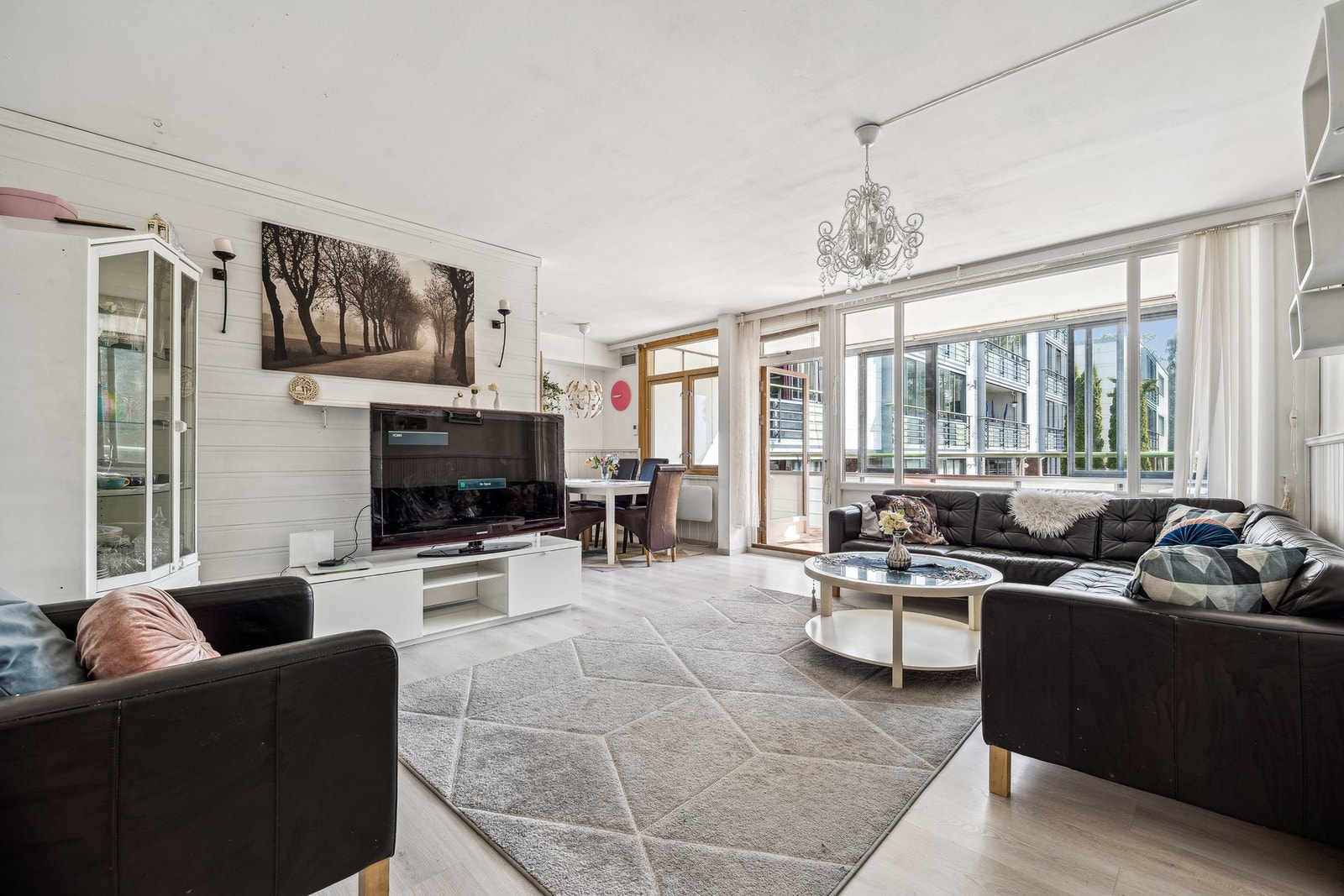 Leiligheten har en romslig stue med delvis åpen kjøkkenløsning, to soverom, bad, separat toalett, eget vaskerom og en solrik, innglasset balkong. Galleribilde