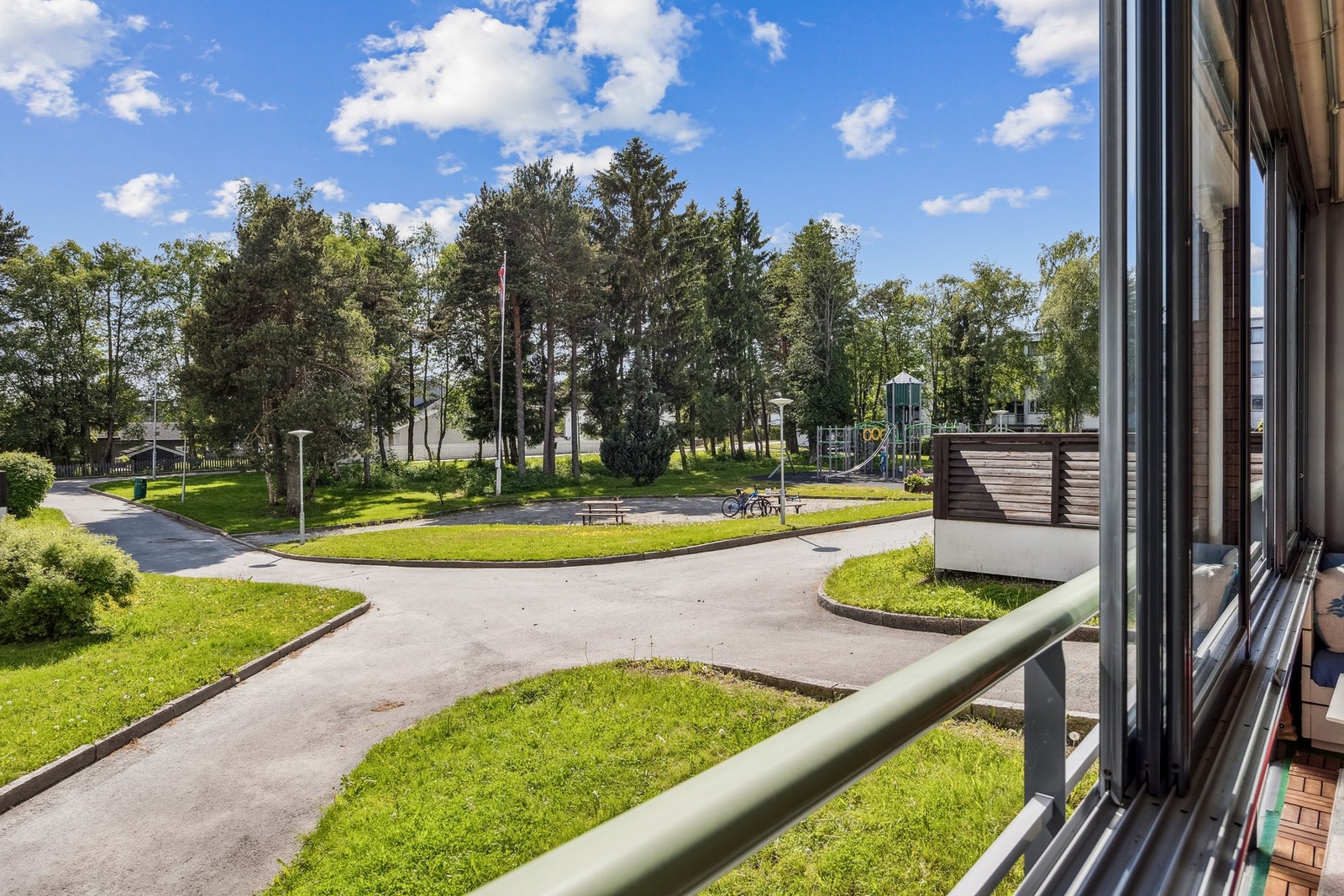 Leiligheten har kort gangavstand til både bussforbindelser og dagligvarebutikk, noe som gir en praktisk og effektiv hverdag. Galleribilde