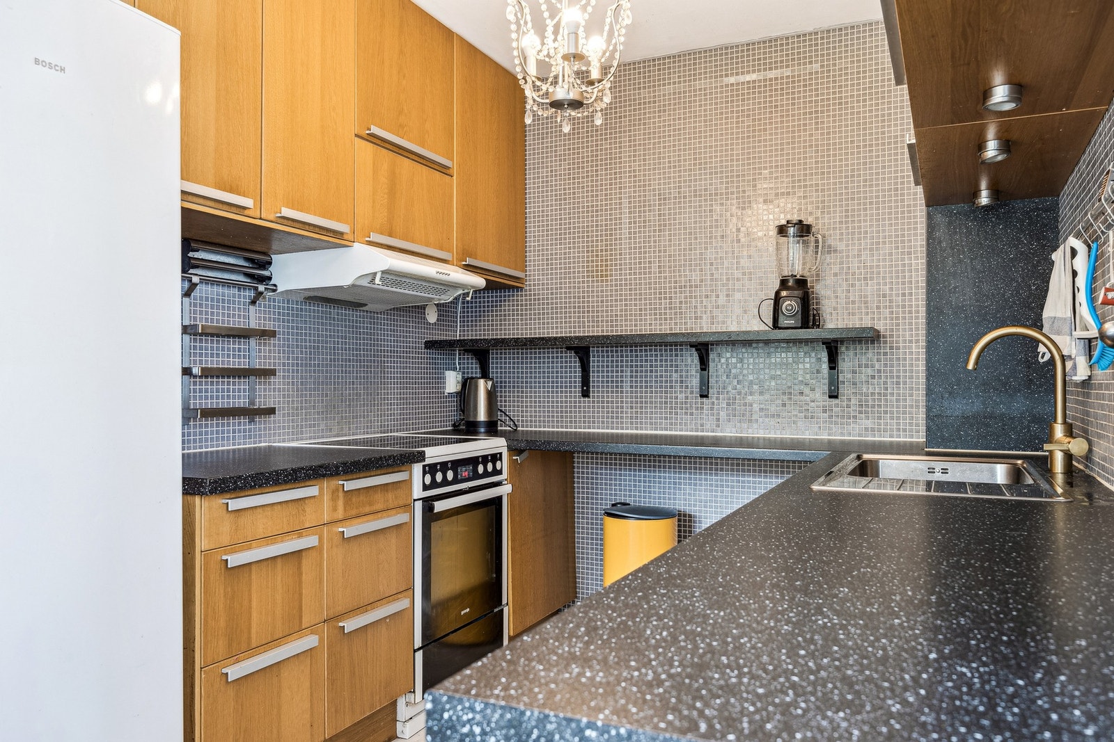 Kjøkkenet fremstår moderne og velutstyrt, med gode oppbevaringsløsninger og funksjonell utforming som legger til rette for både hverdagsbruk og matlaging. Galleribilde