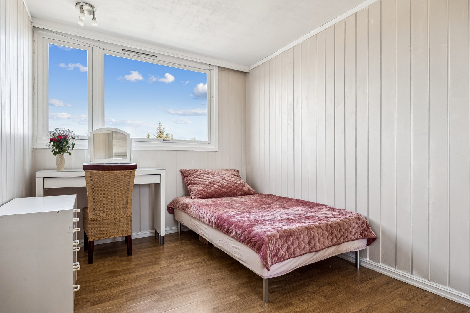 Soverom 2 på 11 kvm, er lyst og romslig med god plass til ønsket sengestørrelse og fleksible garderobeløsninger. Galleribilde