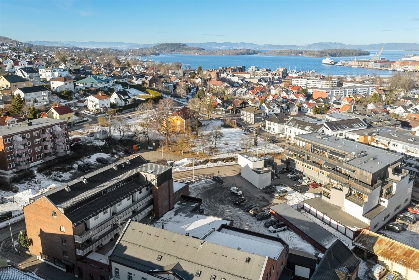 Felles uteplass på baksiden av bygningen, samt p-plass i carport. Galleribilde