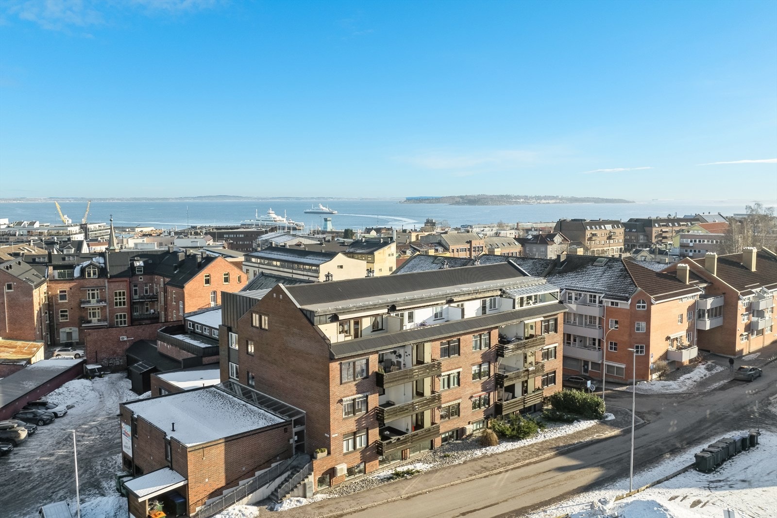 Et eldre dronebilde hvor du ser beliggenhet med kort avstand til Oslofjorden. Galleribilde