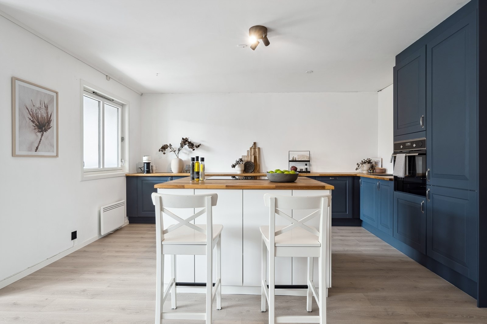 En ny kjøkkenøy fra IKEA fungerer som et naturlig og elegant skille mellom kjøkken og stue. Galleribilde