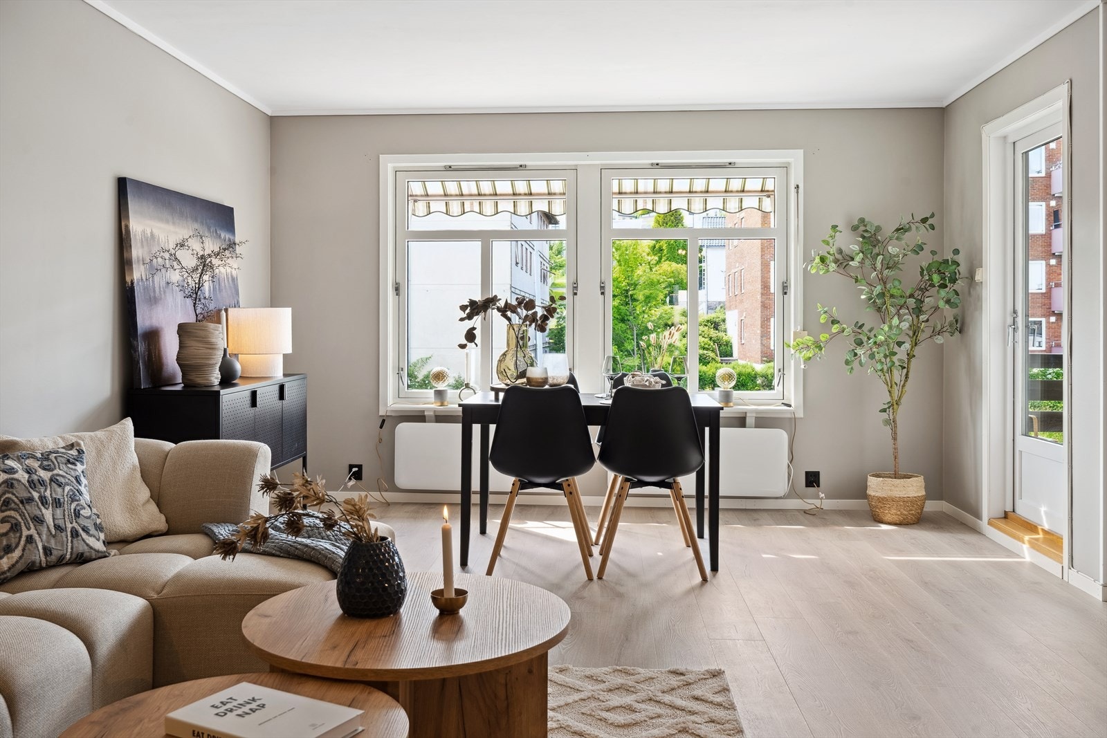 Her er det god plass til både sofagruppe, spisebord og annen ønsket møblering. Galleribilde