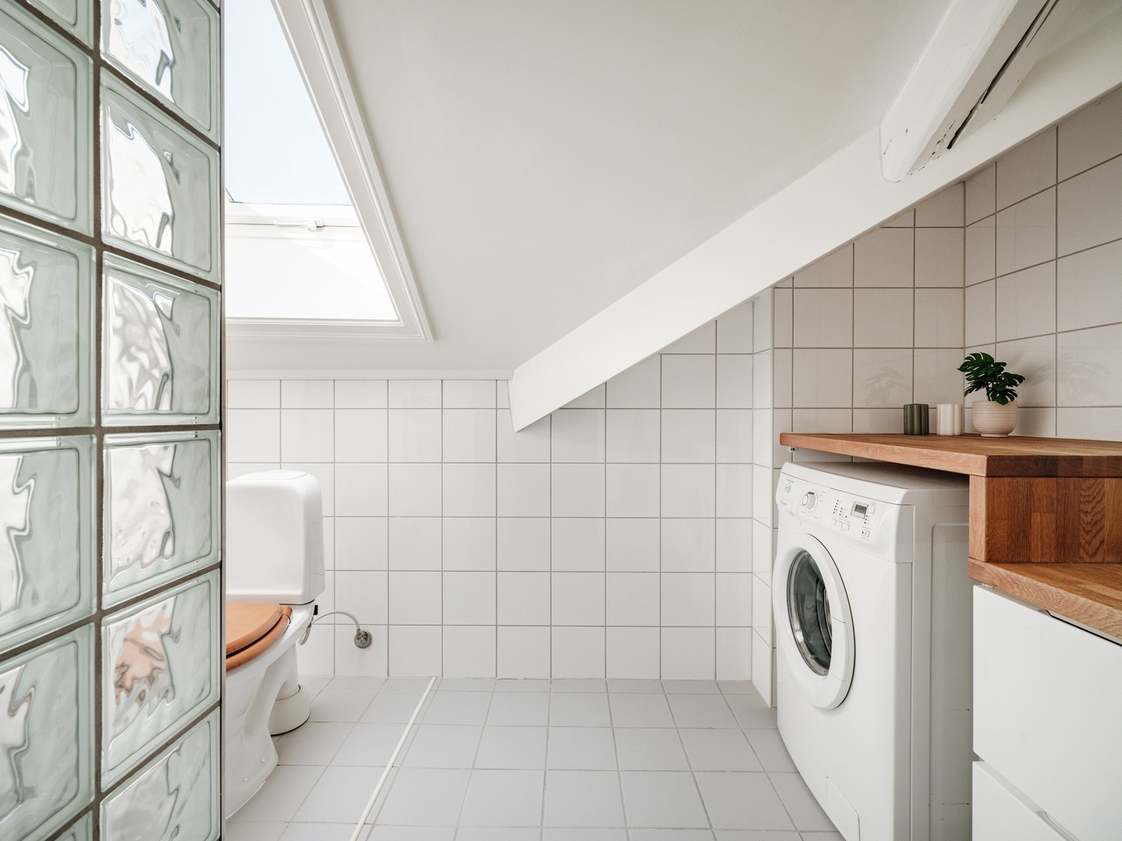 Pent baderom med flislagt gulv med gulvvarme og flislagte vegger. Galleribilde