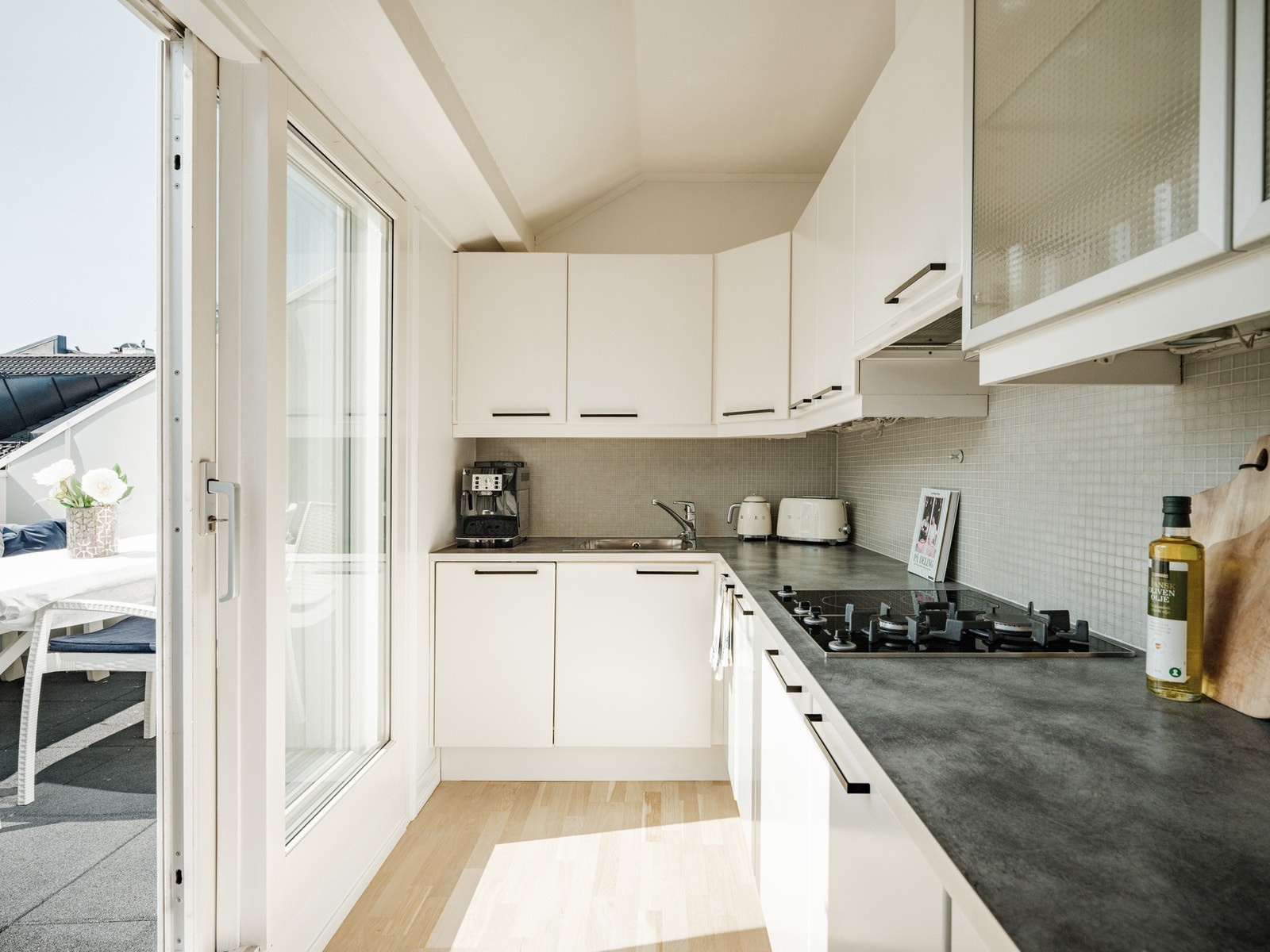 Moderne Sigdal kjøkkeninnredning med gode oppbevaringsmuligheter samt benkeplass. Galleribilde