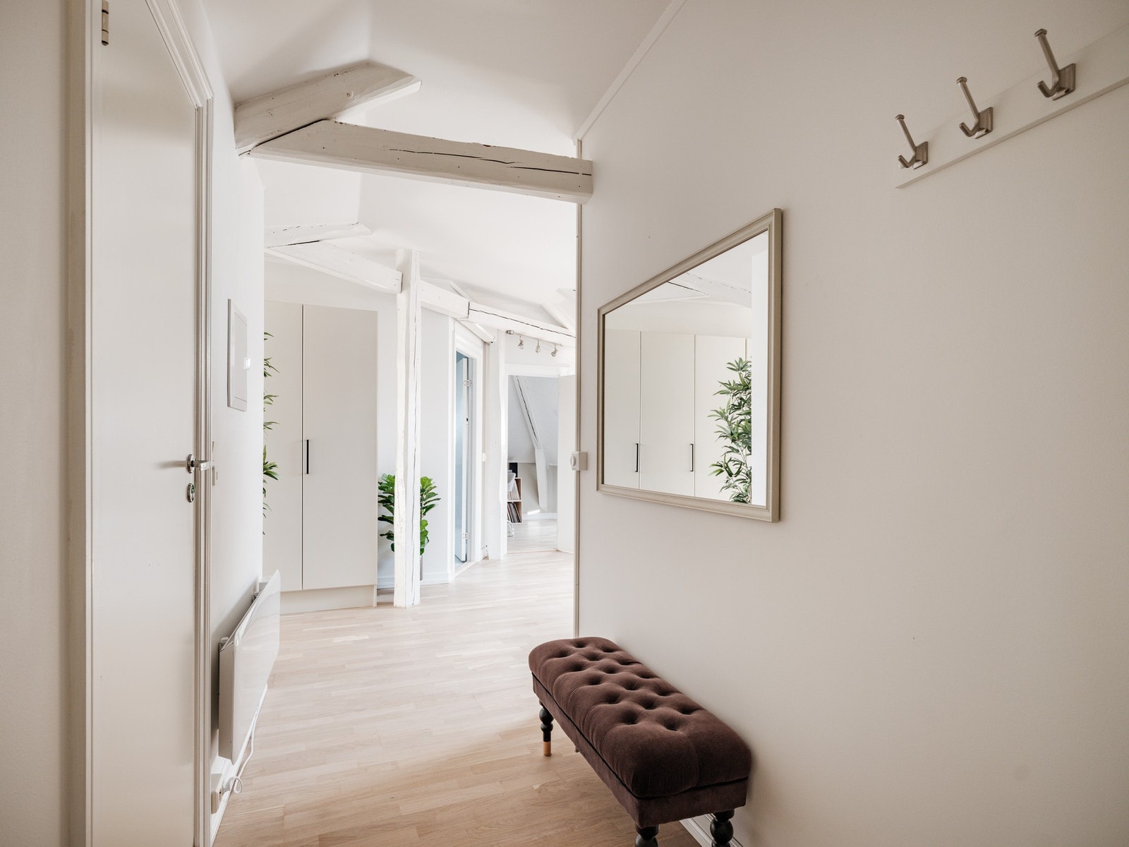 Du blir ønsket velkommen inn i en romslig entré med plass til oppheng av yttertøy. Galleribilde