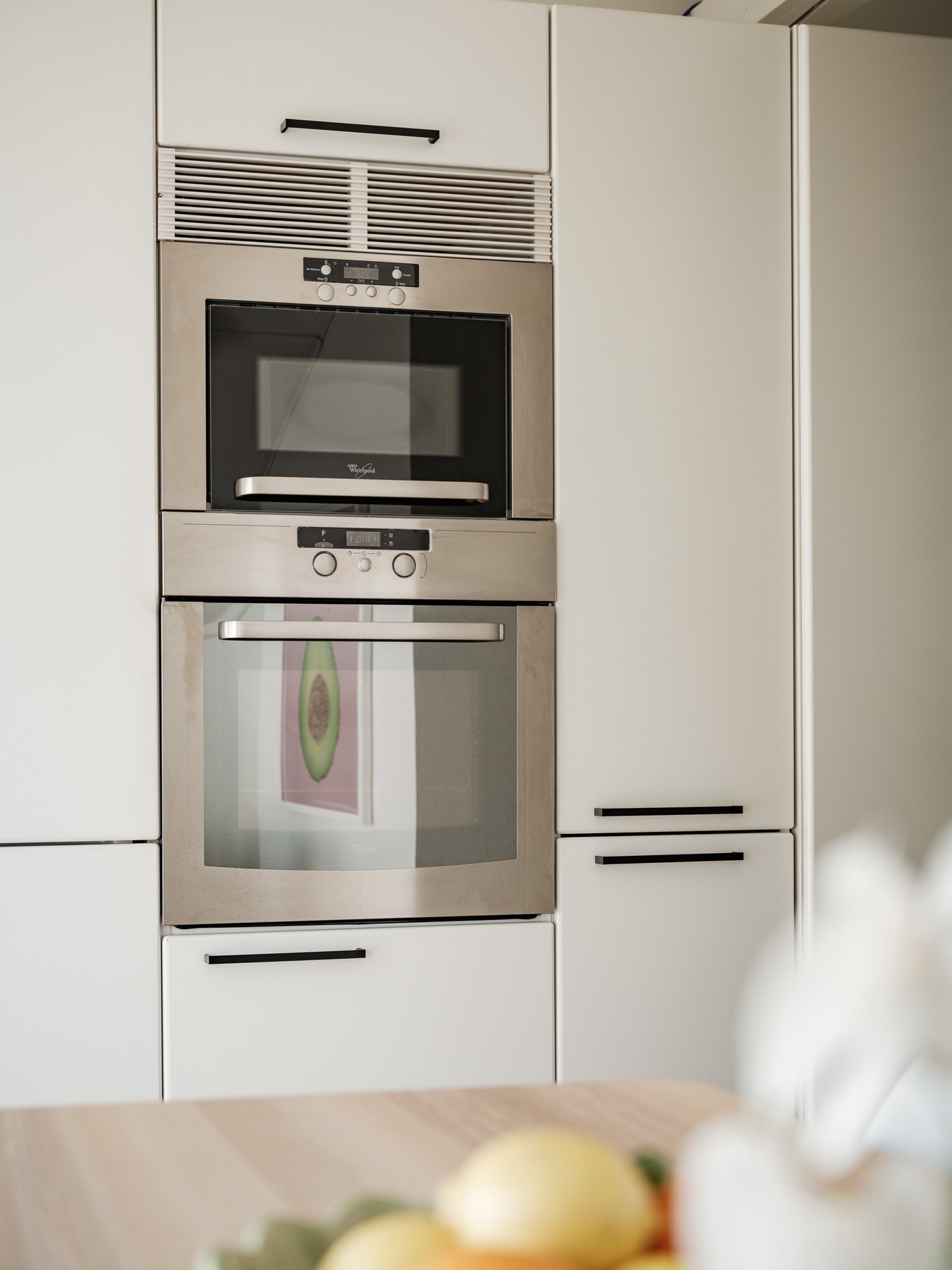 Av integrerte hvitevarer er det stekeovn, mikrobølgeovn, oppvaskmaskin og kjøleskap med frysedel. Galleribilde