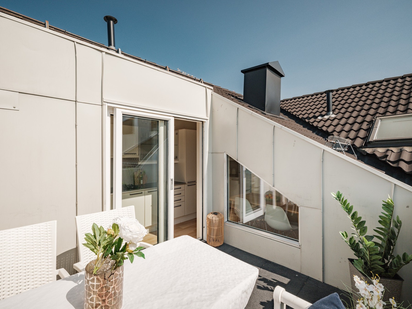 Flott utsyn fra utsikt fra takterrassen med trær og grønt. Galleribilde