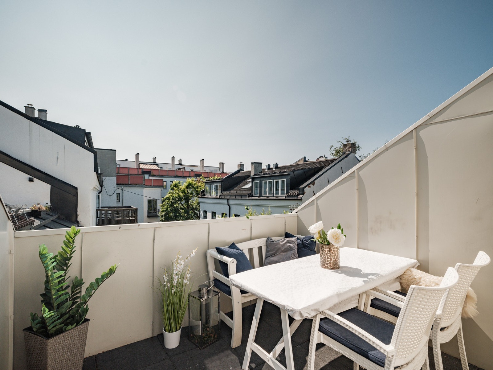 Unik 3-roms loftsleilighet med gulvareal på hele 64 kvm, solrik takterrasse og etterspurt beliggenhet midt på Majorstuen. Galleribilde