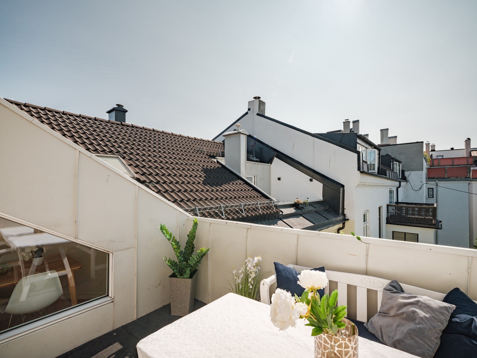 Perfekt leilighet for deg som ønsker å bo tilbaketrukket samt sentralt med gangavstand til alt man trenger. Galleribilde