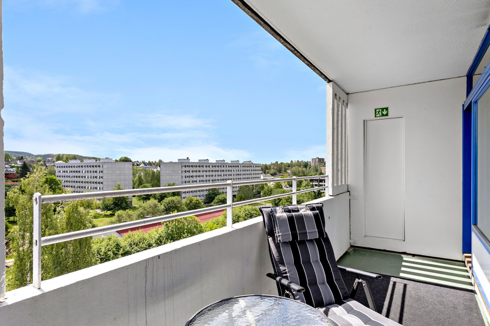Stor sydvendt balkong med optimale solforhold Galleribilde
