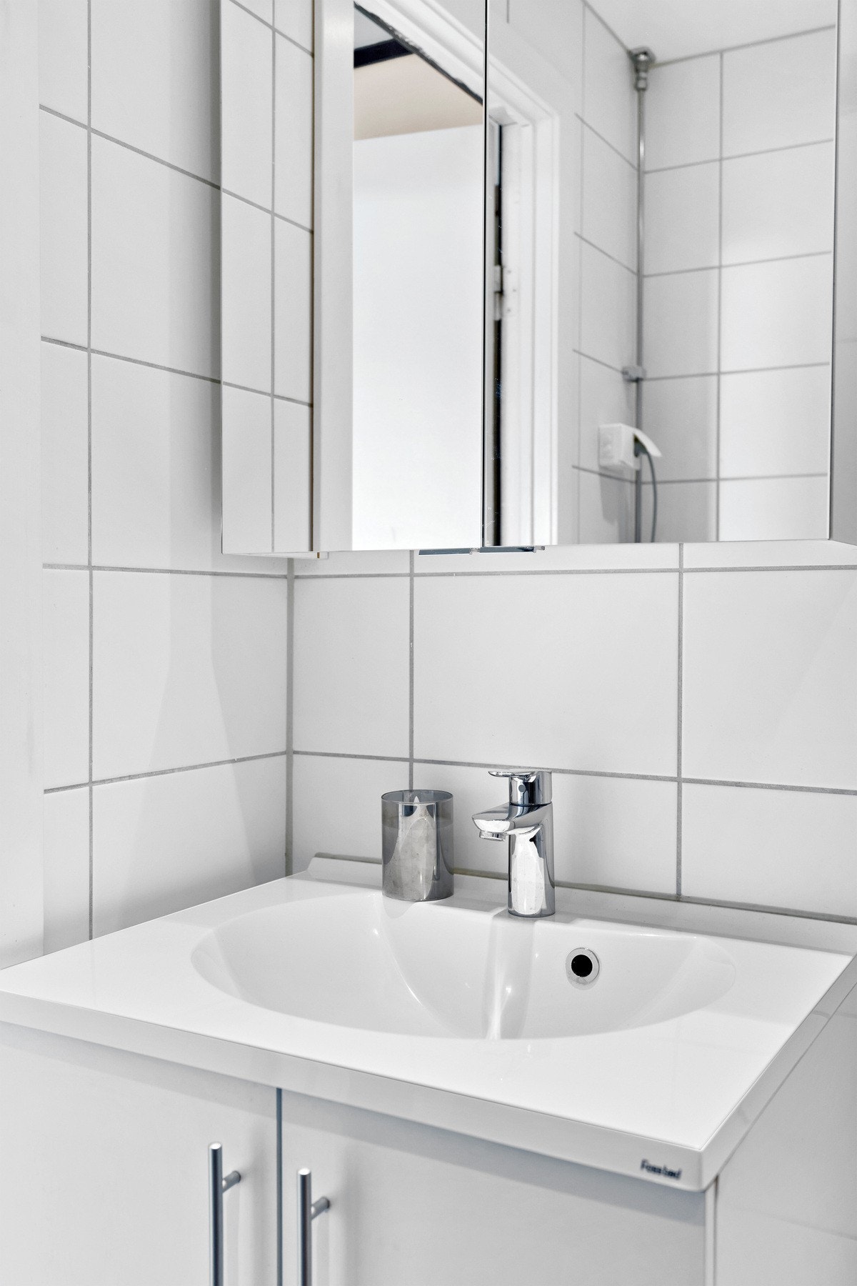 Videre har badet opplegg og plass for vaskemaskin Galleribilde