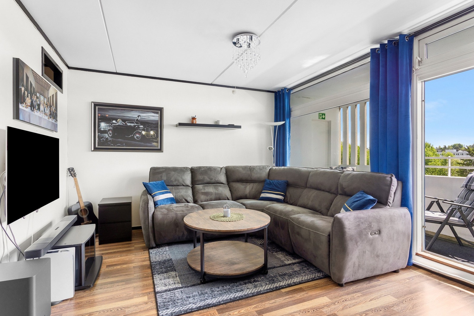 Lys og luftig stue med store vindusflater som slipper inn rikelig med lys Galleribilde