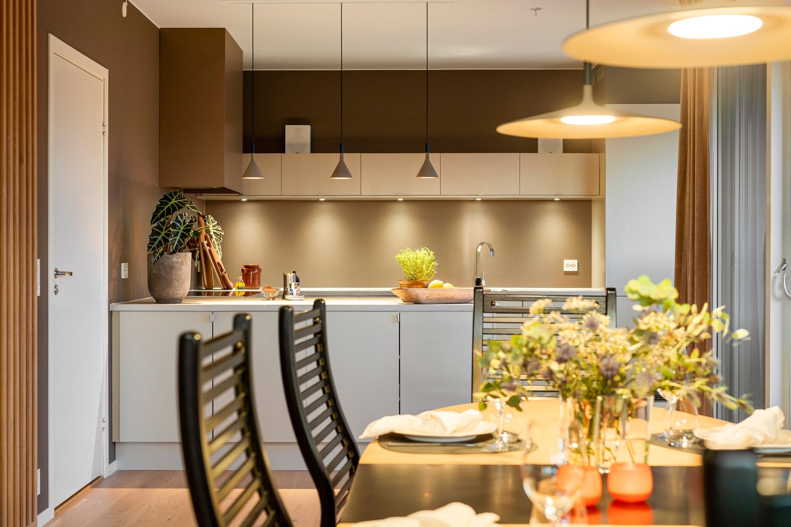 I spisesonen er det god plass til å samle venner og familie rundt et langbord. Galleribilde