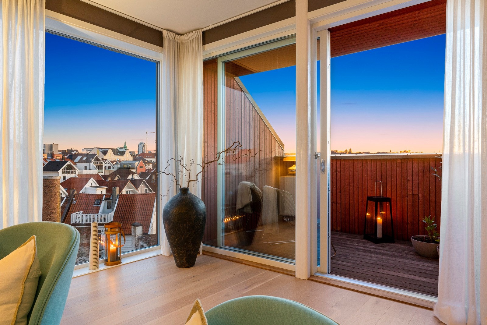 En skyvedør i glass fører ut til den vestvendte balkongen, med nydelig utsikt over sjøen og byen. Galleribilde