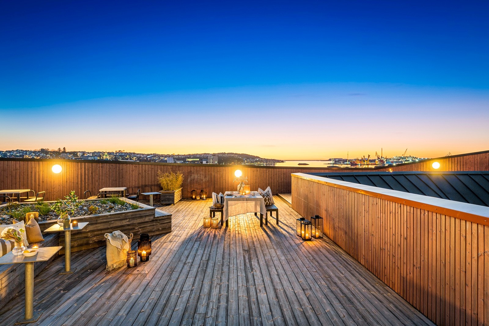 Sommerdagene kan også tilbringes på en felles takterrasse i åttende etasje, med flott utsikt over sjøen og Stavanger. Galleribilde