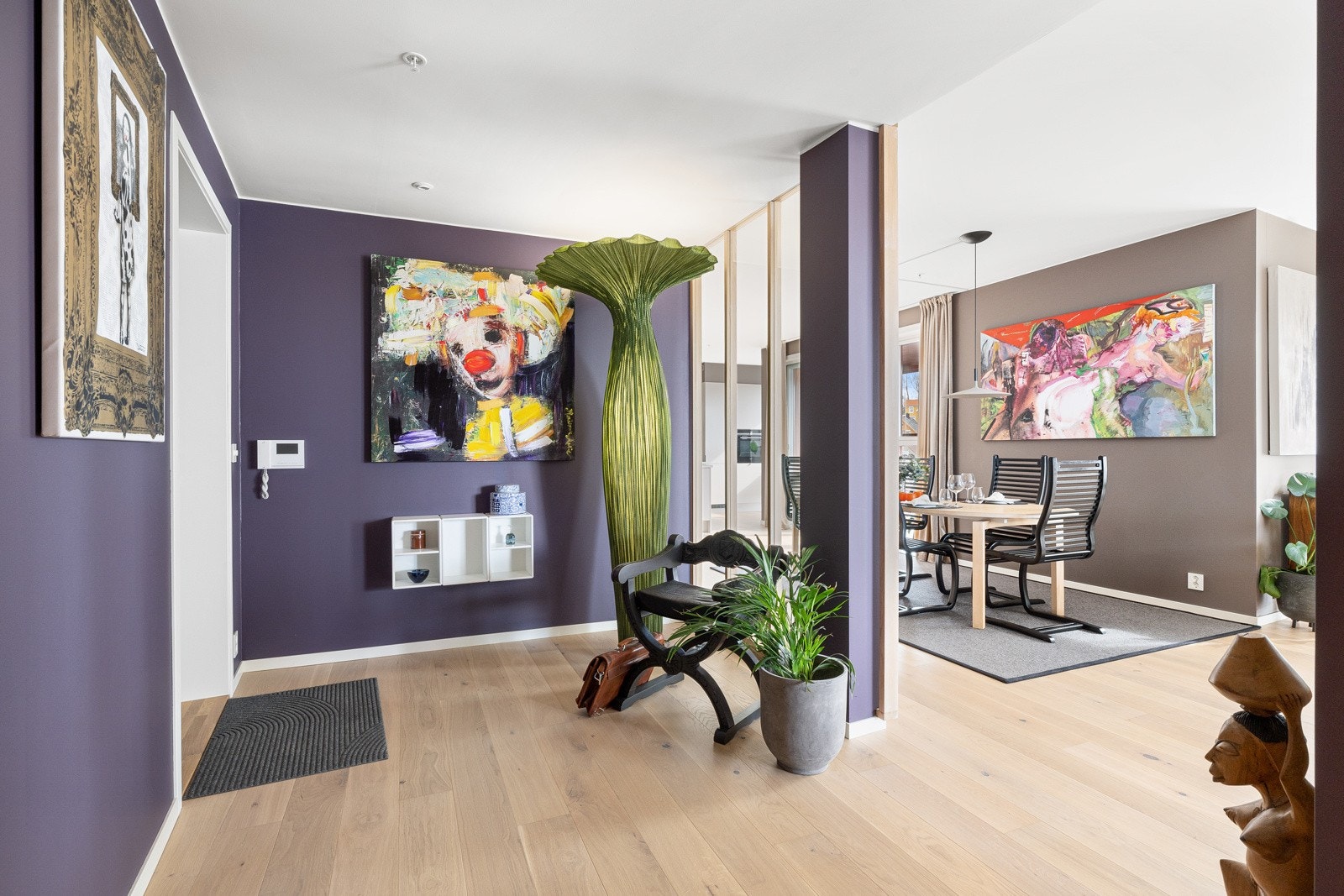 Entreen er innredet med bred 1-stavs parkett, downlights og vegger malt i en spennende farge. Galleribilde