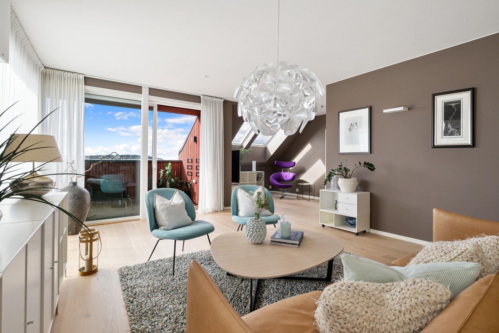 Stuen har et eget tilbaketrukket område for tv-lounge, en lun og koselig krok med to takvinduer. Galleribilde
