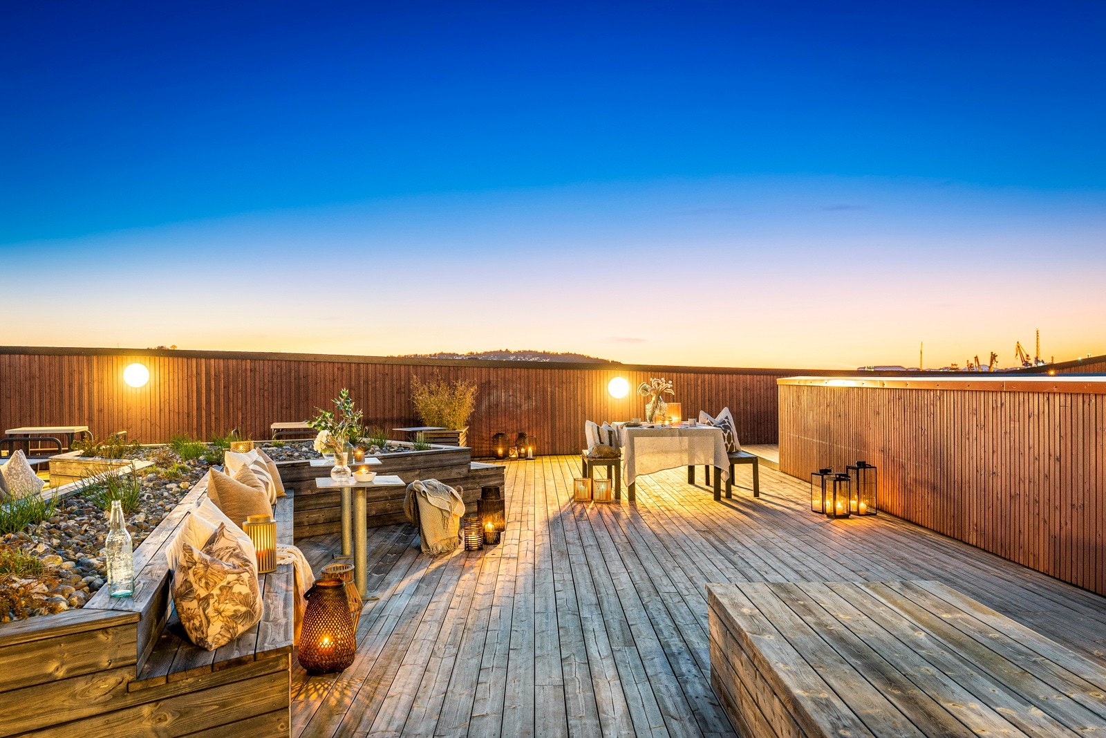 Sommerdagene kan også tilbringes på en felles takterrasse i åttende etasje, med flott utsikt over sjøen og Stavanger. Galleribilde