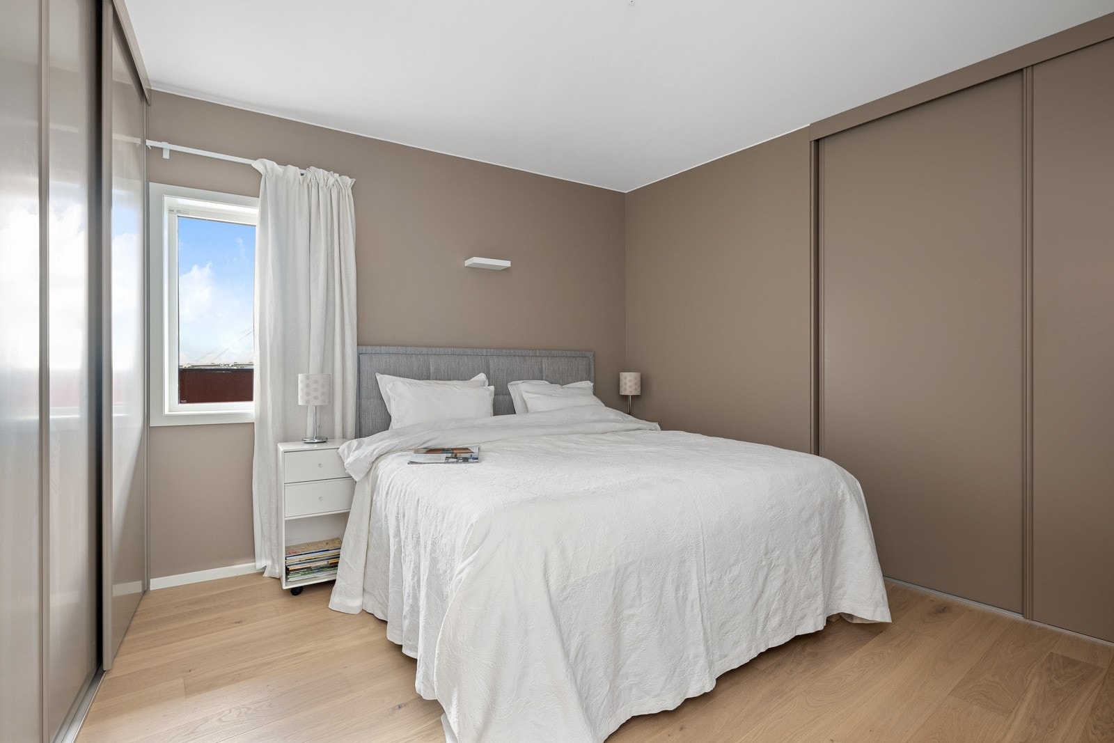 Hovedsoverommet ligger i suiteløsning med det ene badet. Galleribilde