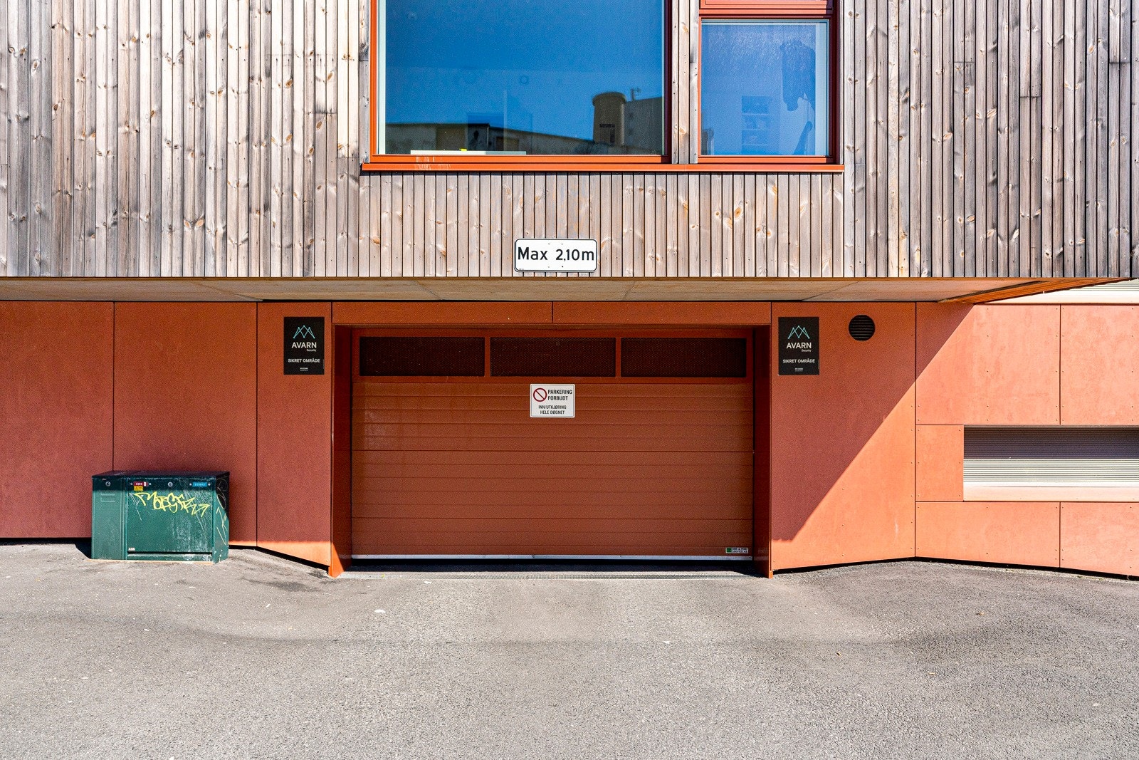 Det følger med en biloppstillingsplass i et felles garasjeanlegg, som har direkte tilknytning til gateplanet. I garasjen er det installert en Zaptec-elbillader. Galleribilde