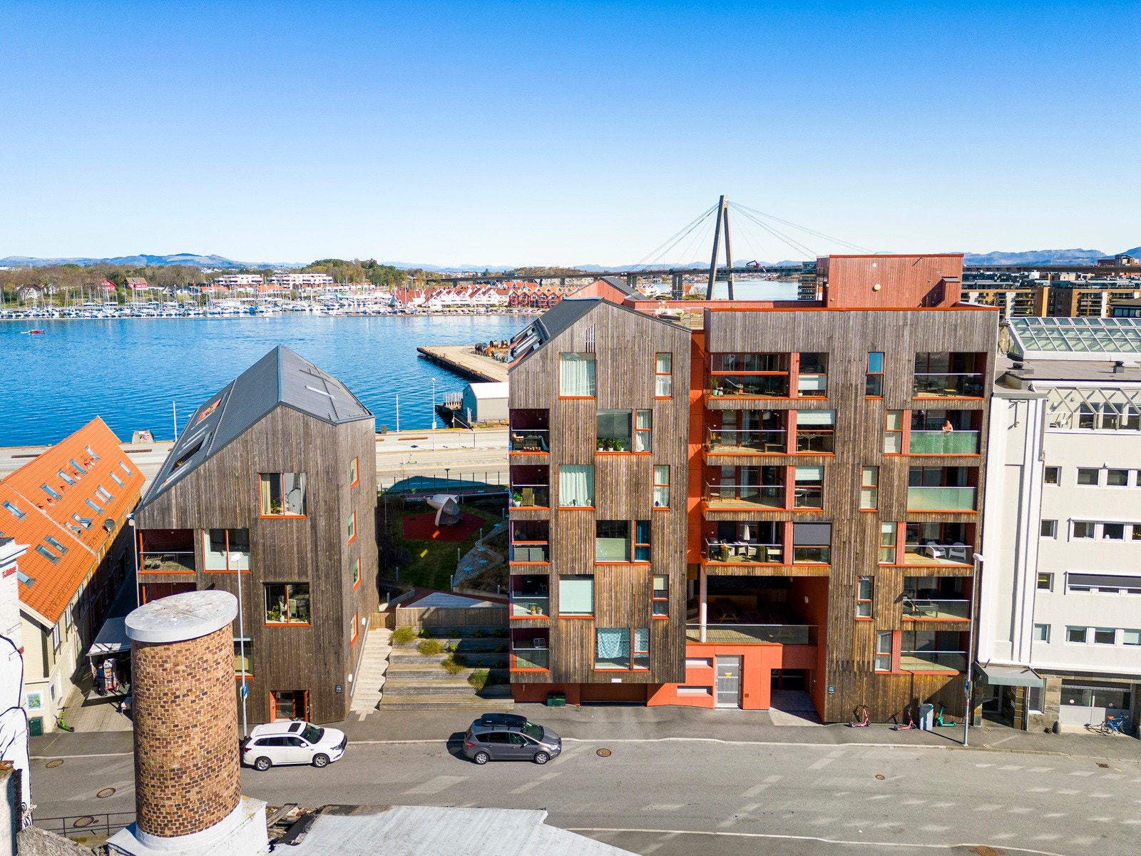 Leiligheten ligger i toppetasjen i et stilig bygg fra 2019, utformet som en skute i bybildet.Skuten er tegnet av det internasjonalt anerkjente arkitektkontoret Helen & Hard, og her får man sjøhushistorie i en moderne tolkning. Galleribilde