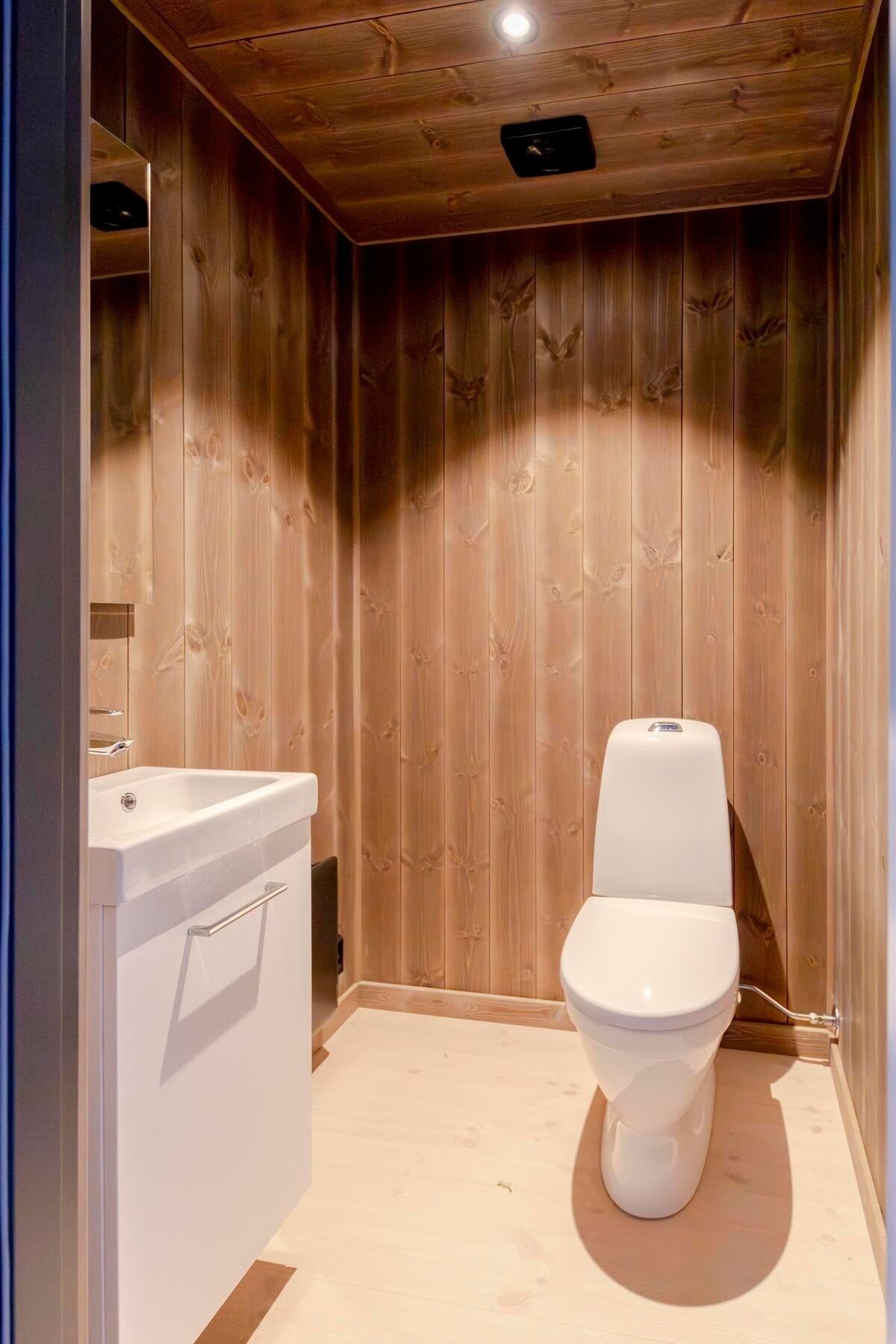 Hytta har eget WC rom. Foto fra ferdig innflyttingsklar hytte. Galleribilde
