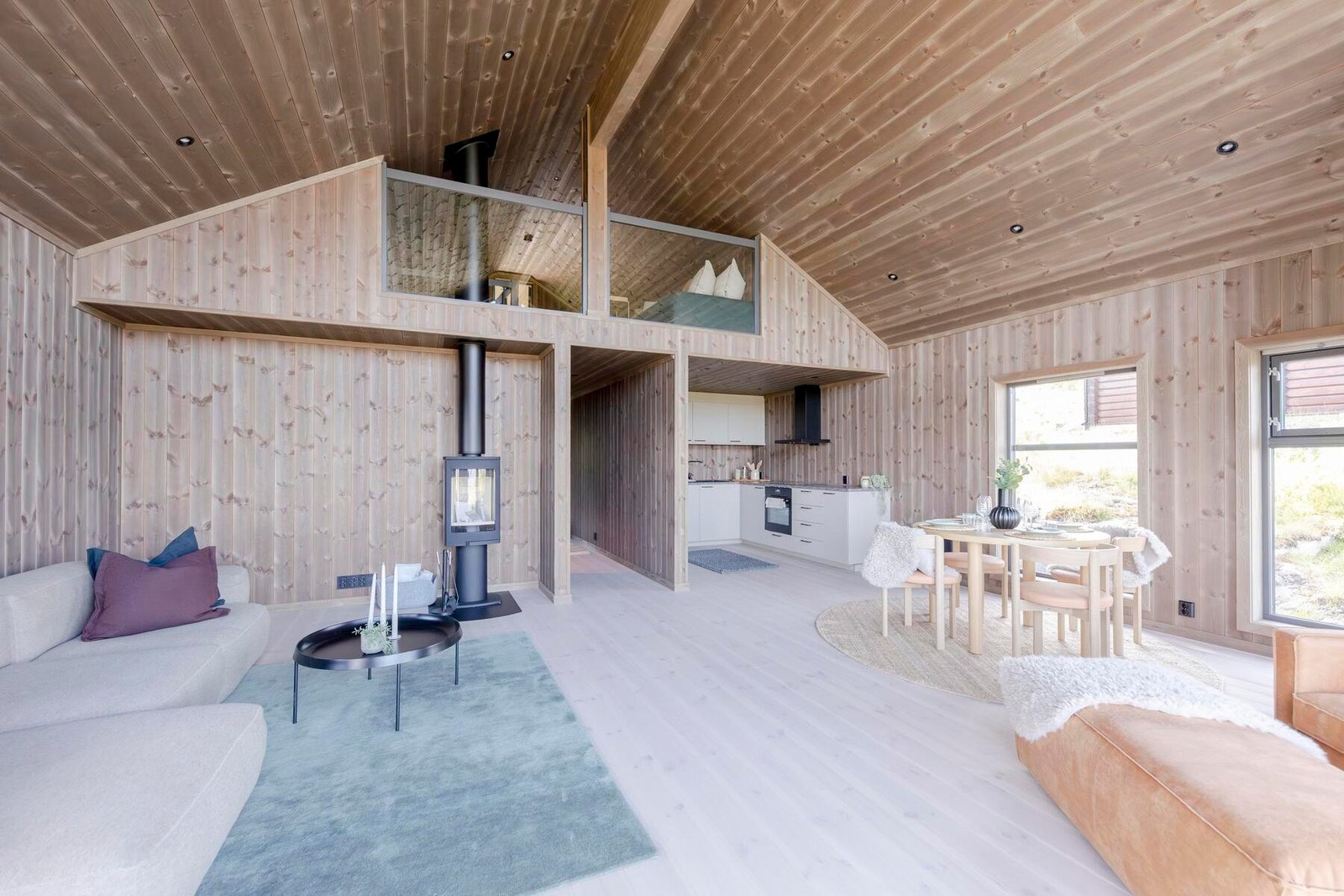 Koselig kjøkkenog god plass til spisebord. Foto fra ferdig innflyttingsklar hytte. Galleribilde