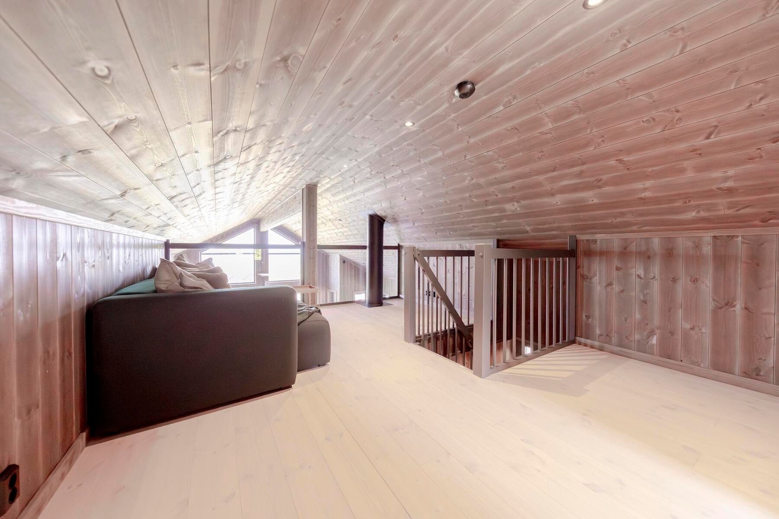 Åpning ned til stua gir en luftig følelse. Foto fra hemsen i ferdig innflyttingsklar hytte. Galleribilde