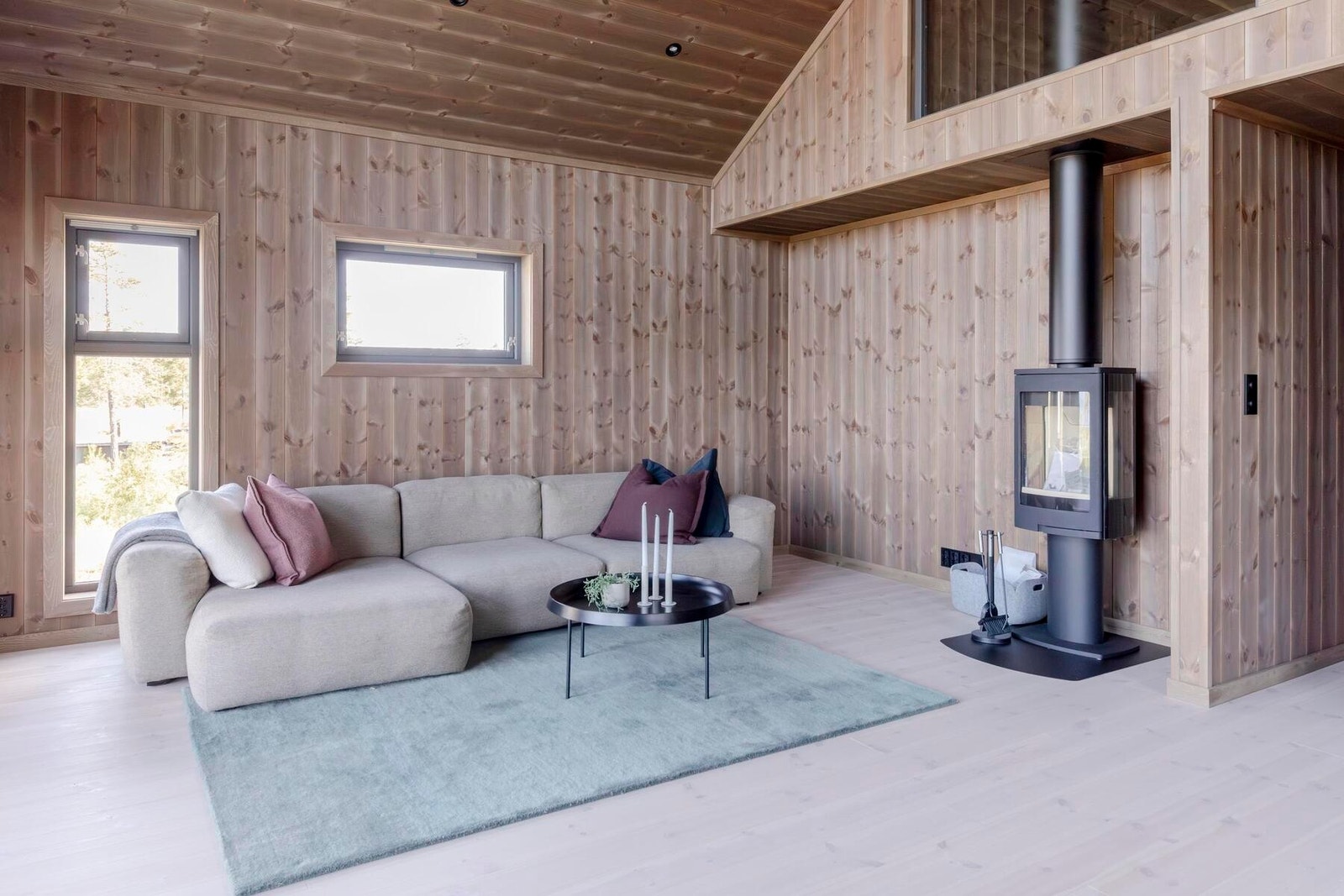 Lyst og luftig i stua. Koselig peis medfølger. Foto fra ferdig innflyttingsklar hytte. Galleribilde