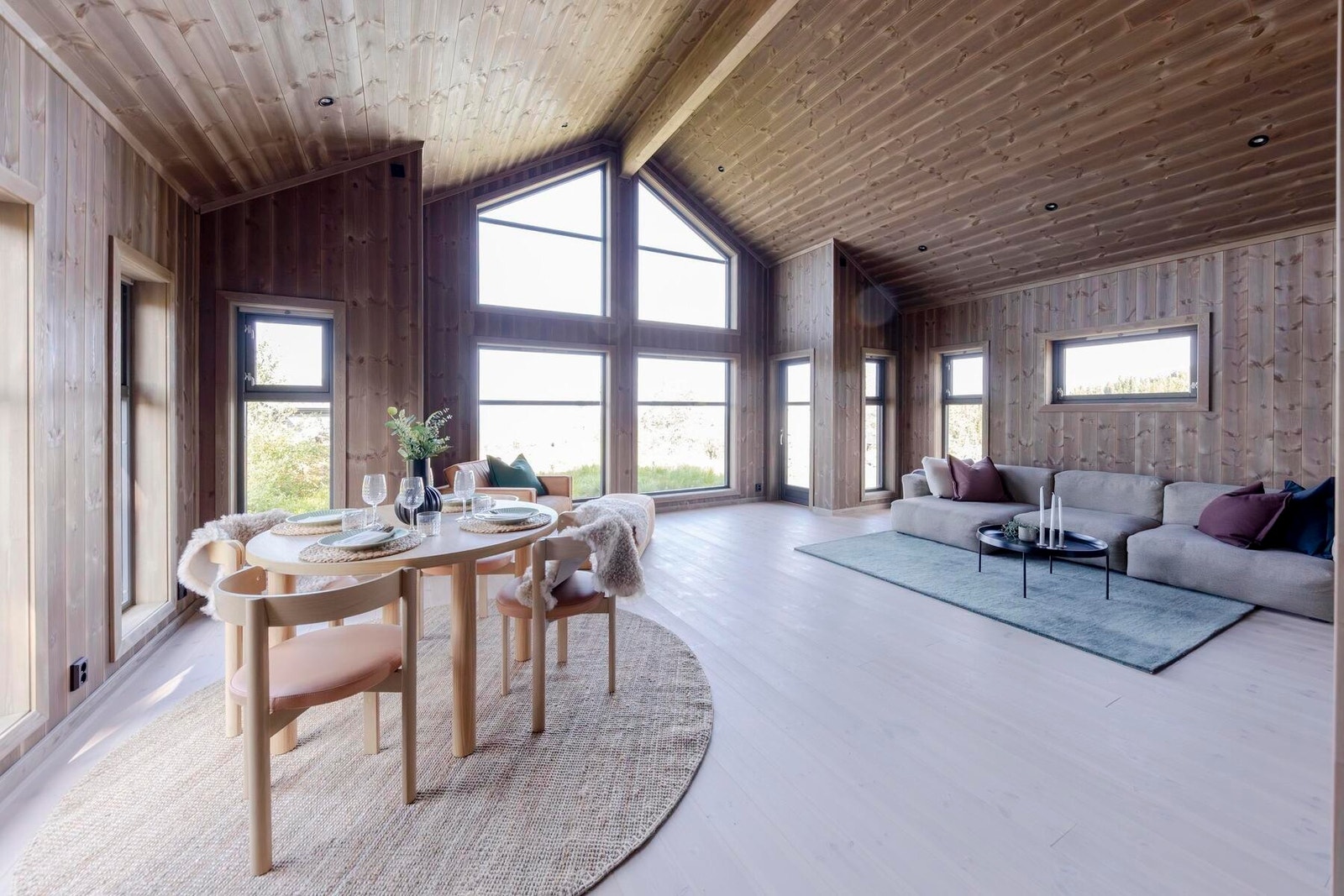 Lys og luftig stue. Foto fra ferdig innflyttingsklar hytte. Galleribilde