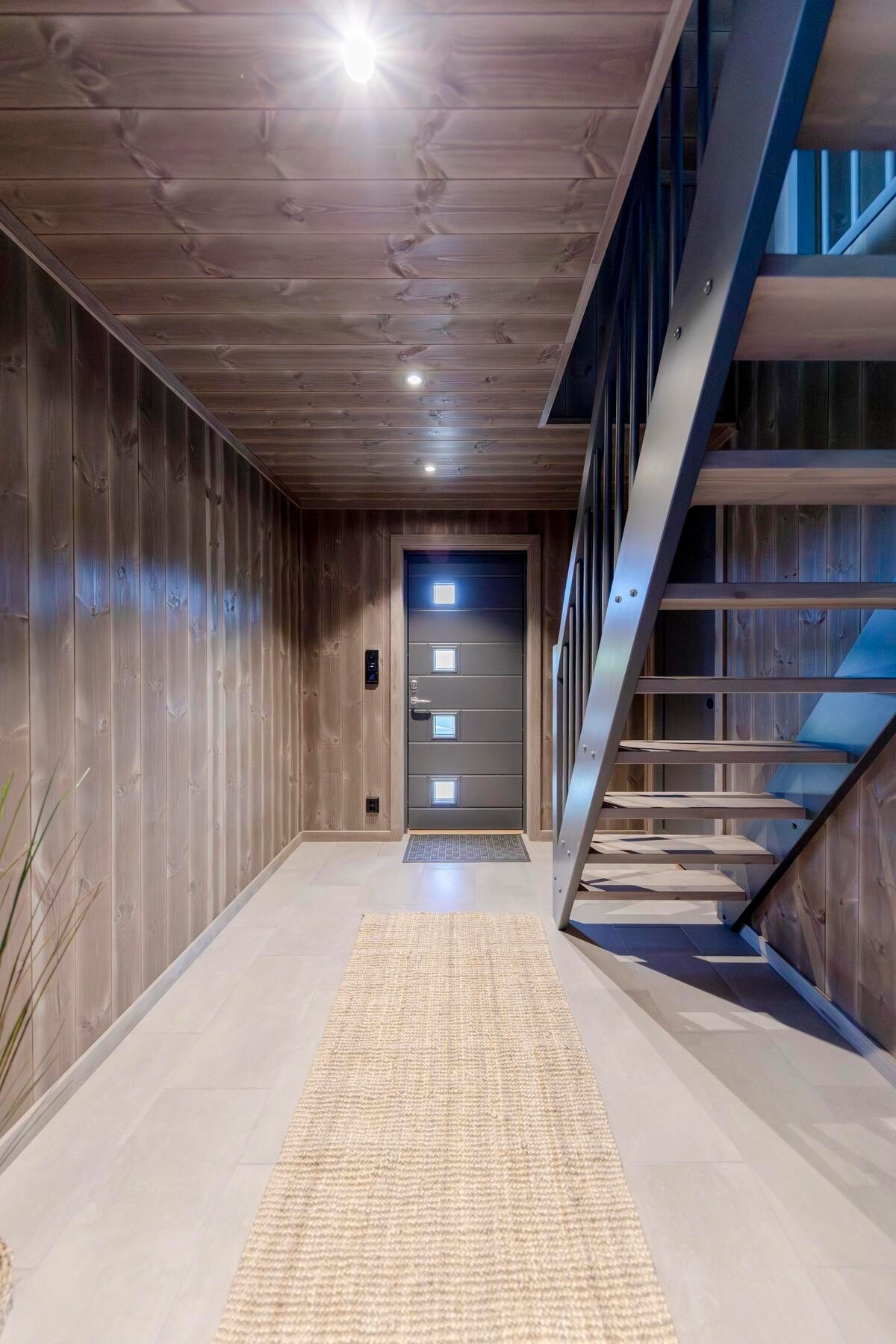 Entre med god trapp opp til hemsen. Foto fra ferdig innflyttingsklar hytte. Galleribilde